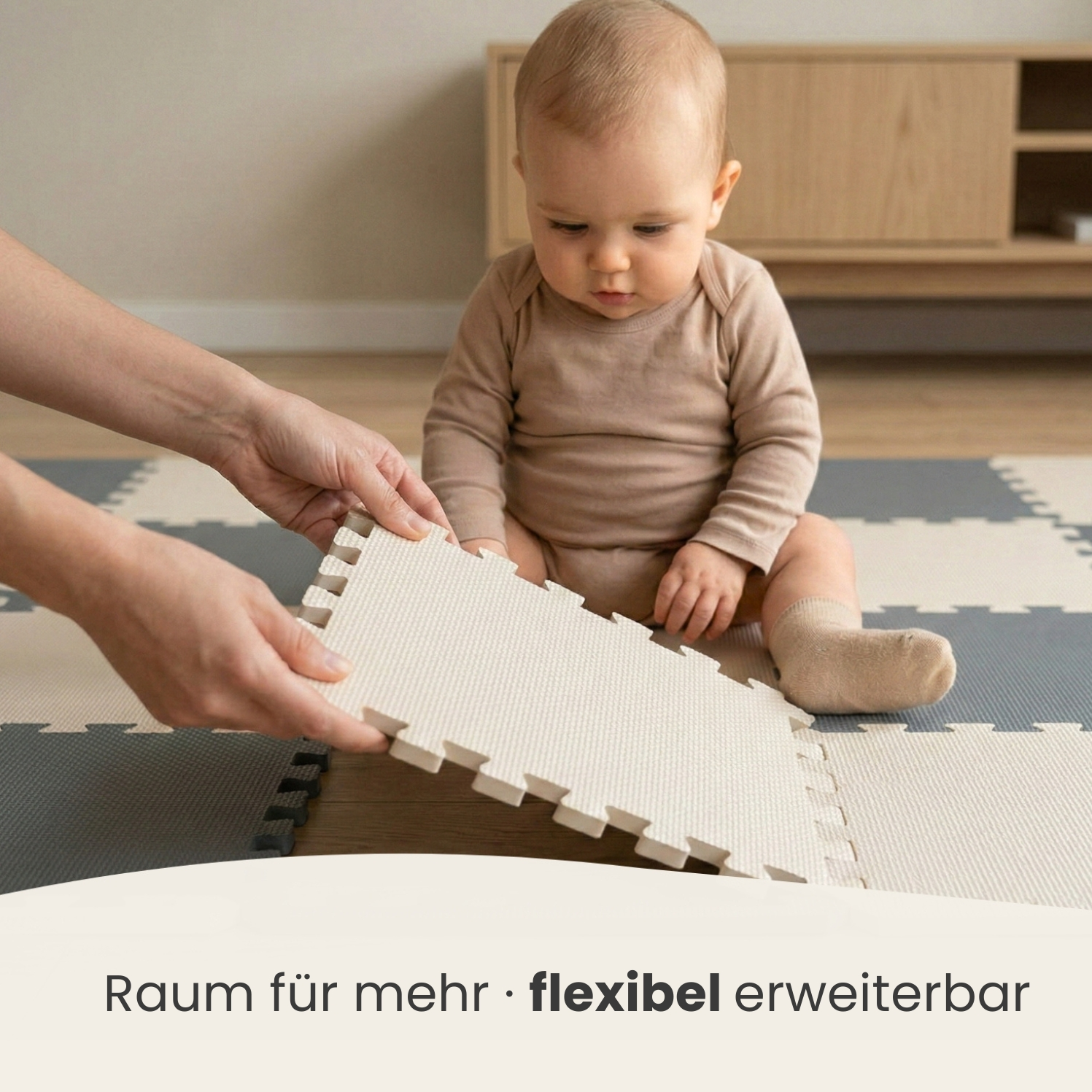 Ein Baby sitzt auf einer Puzzlematte, während eine Hand ein weiteres Teil hinzufügt.