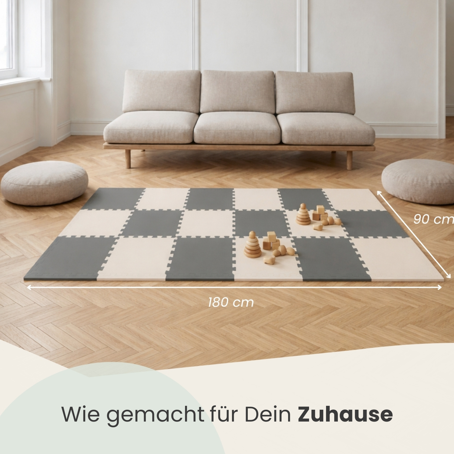 Ein Wohnzimmer mit Sofa, Poufs und einer Spielmatte. Maße: 180 x 90 cm.