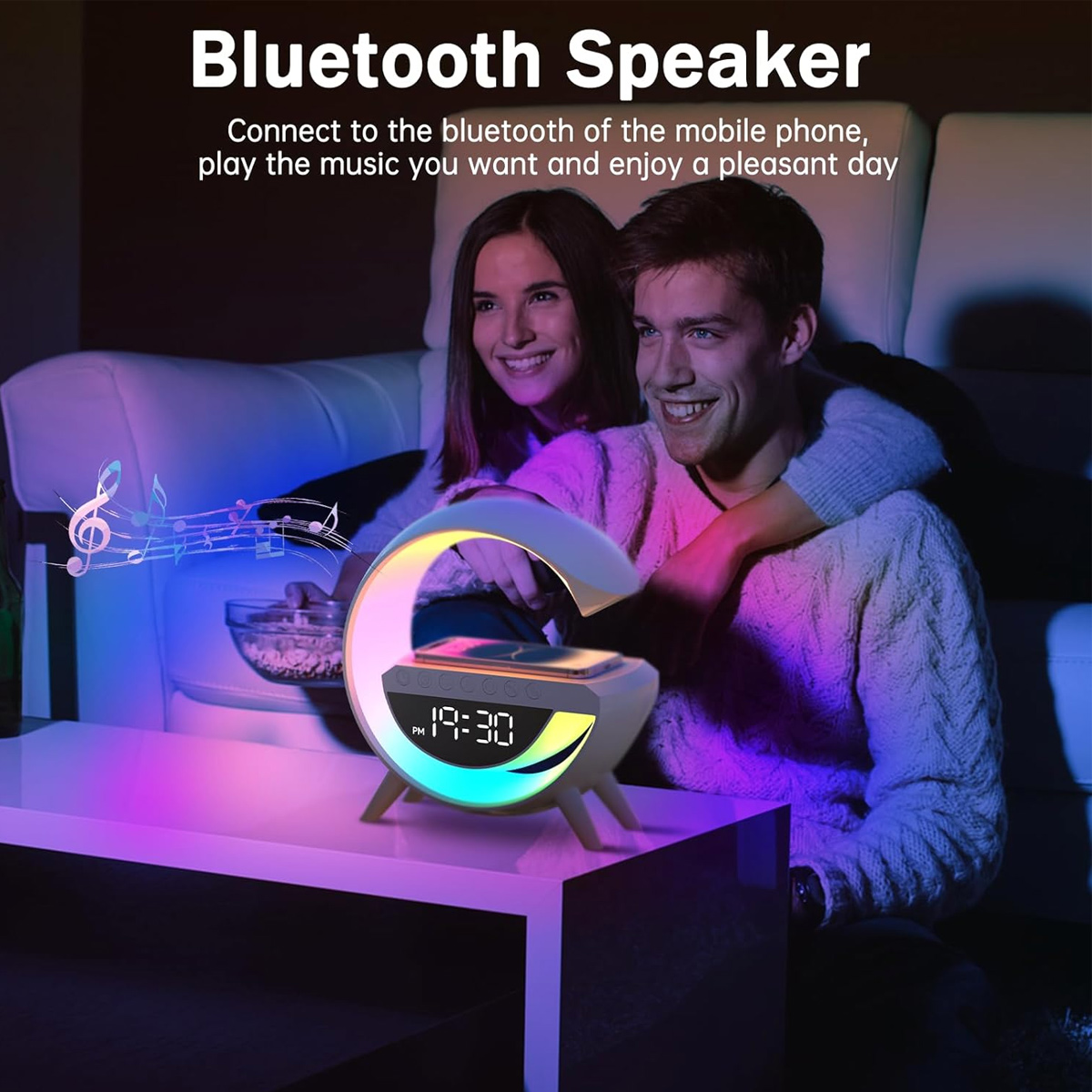 Ein Paar lacht, während ein farbenfroher Bluetooth-Lautsprecher mit Uhrzeit und Musiknoten leuchtet.