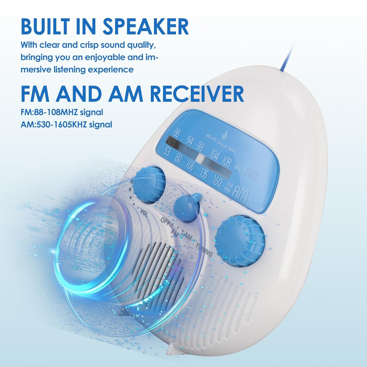 Ein weißes Duschradio mit blauen Knöpfen und einem Display, das FM/AM-Frequenzen anzeigt.