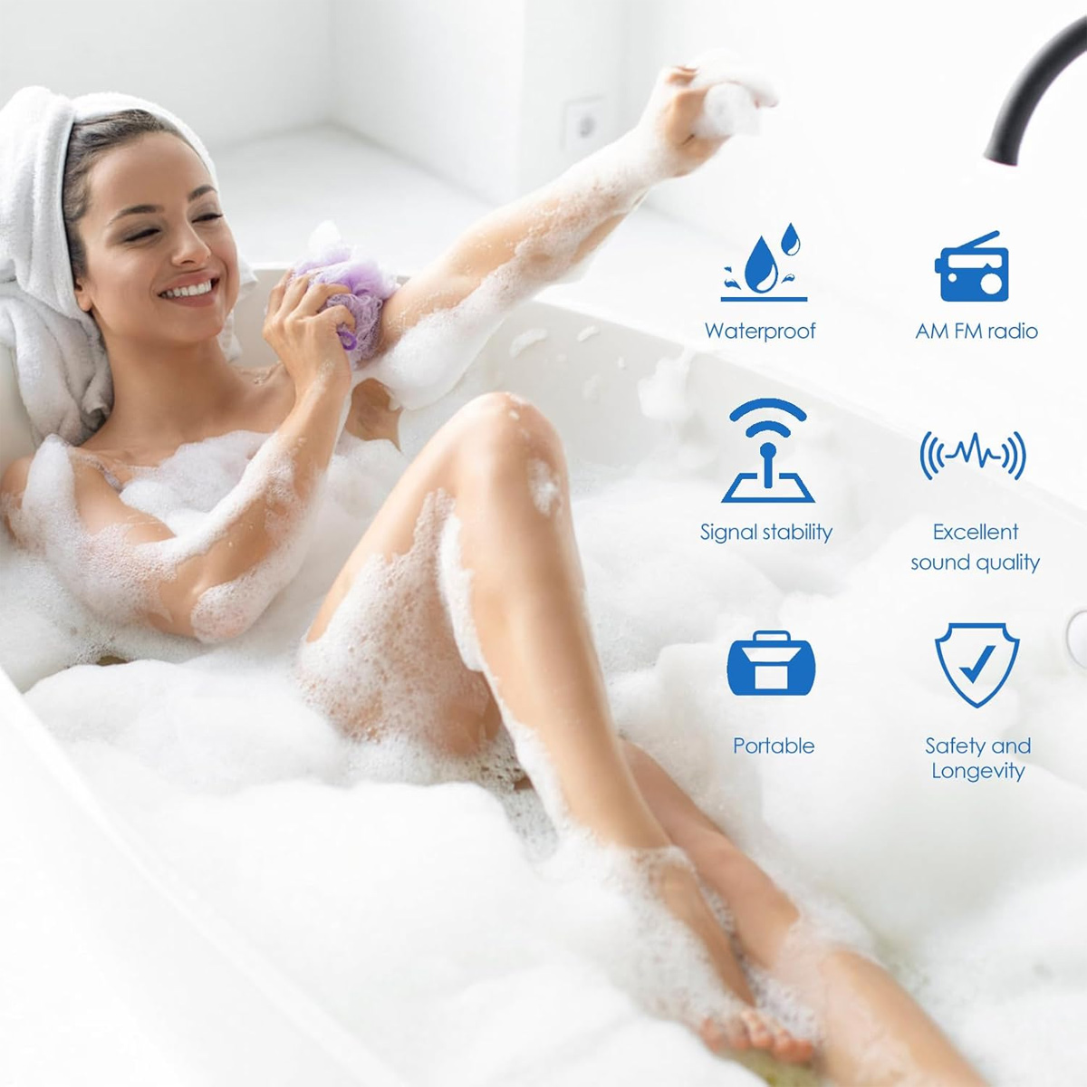 Frau in einer schaumbedeckten Badewanne mit einem Schwamm. Icons für Wasserdichtigkeit, Radio, Signal, Klang.
