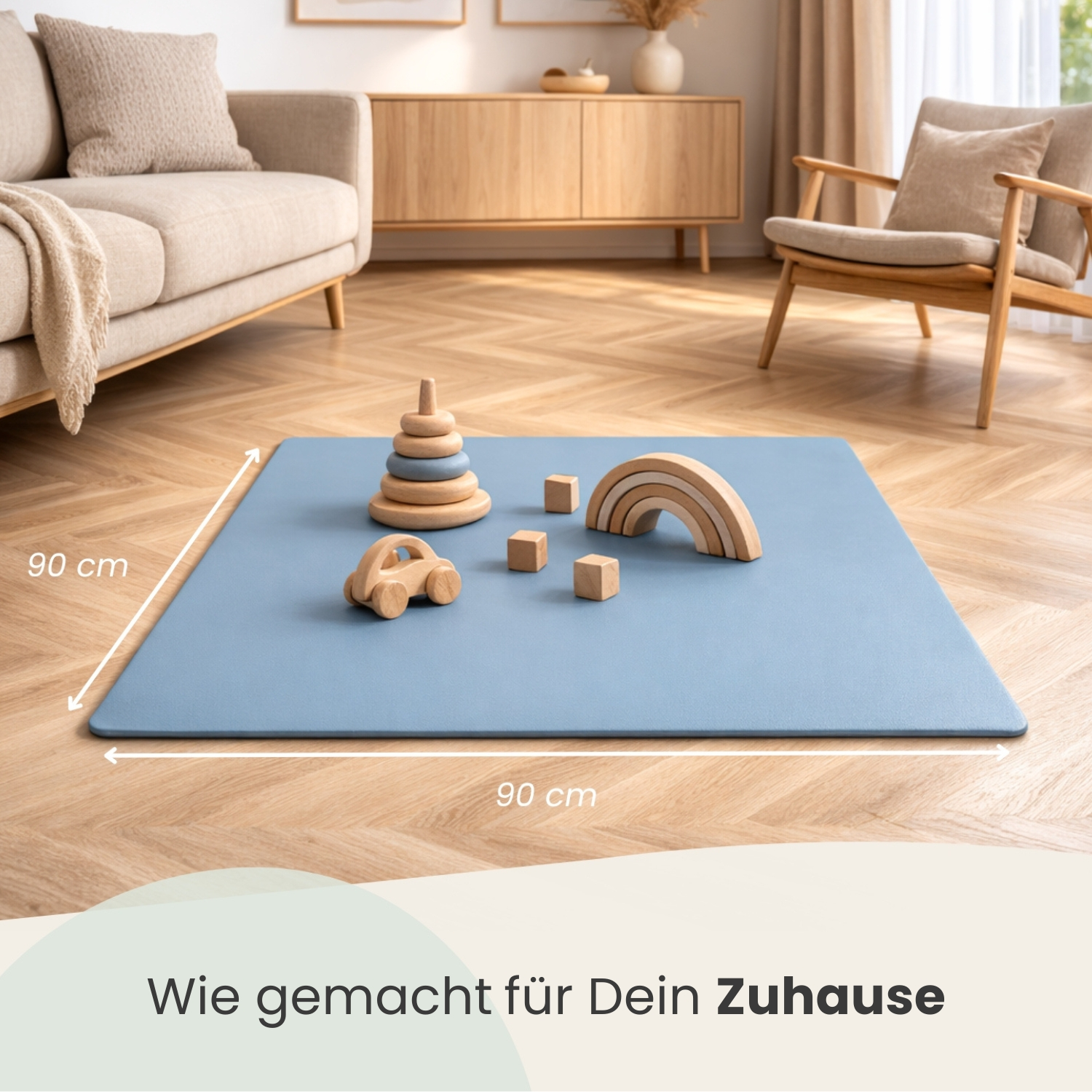 Eine blaue Spielmatte mit Holzspielzeug: Auto, Turm, Würfel & Regenbogen.
