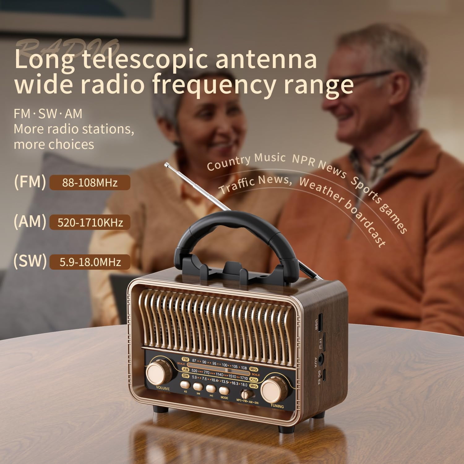 Ein Holzradio mit Teleskopantenne und älterem Paar im Hintergrund.