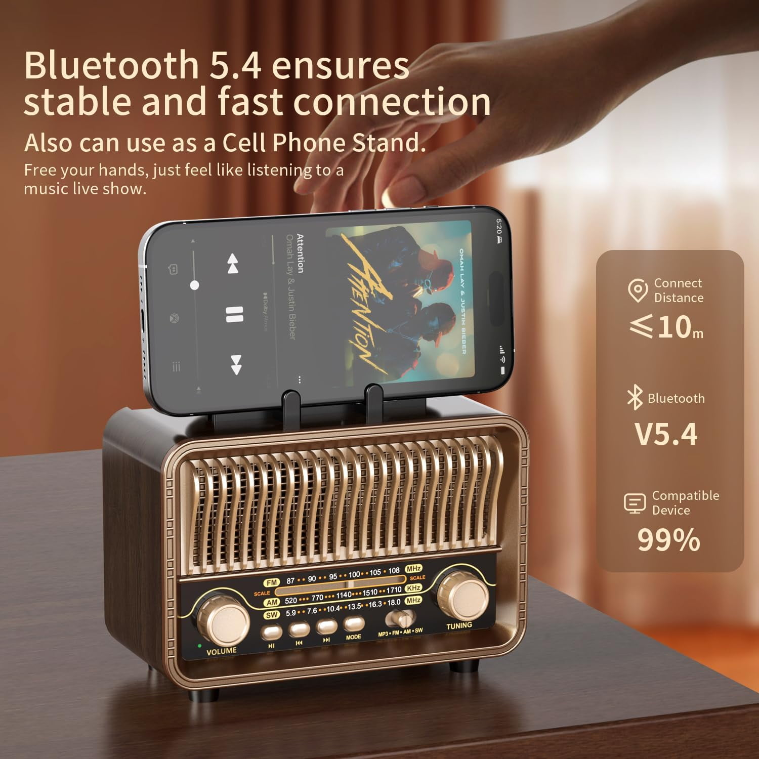 Ein Handy steht auf einem Retro-Radio, das Musik abspielt. Bluetooth 5.4.