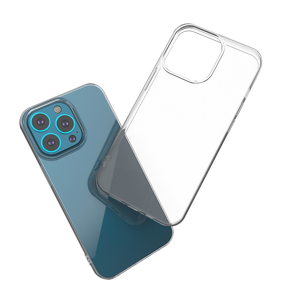 Eine durchsichtige Handyhülle liegt neben einem blauen Handy mit Dreifachkamera.