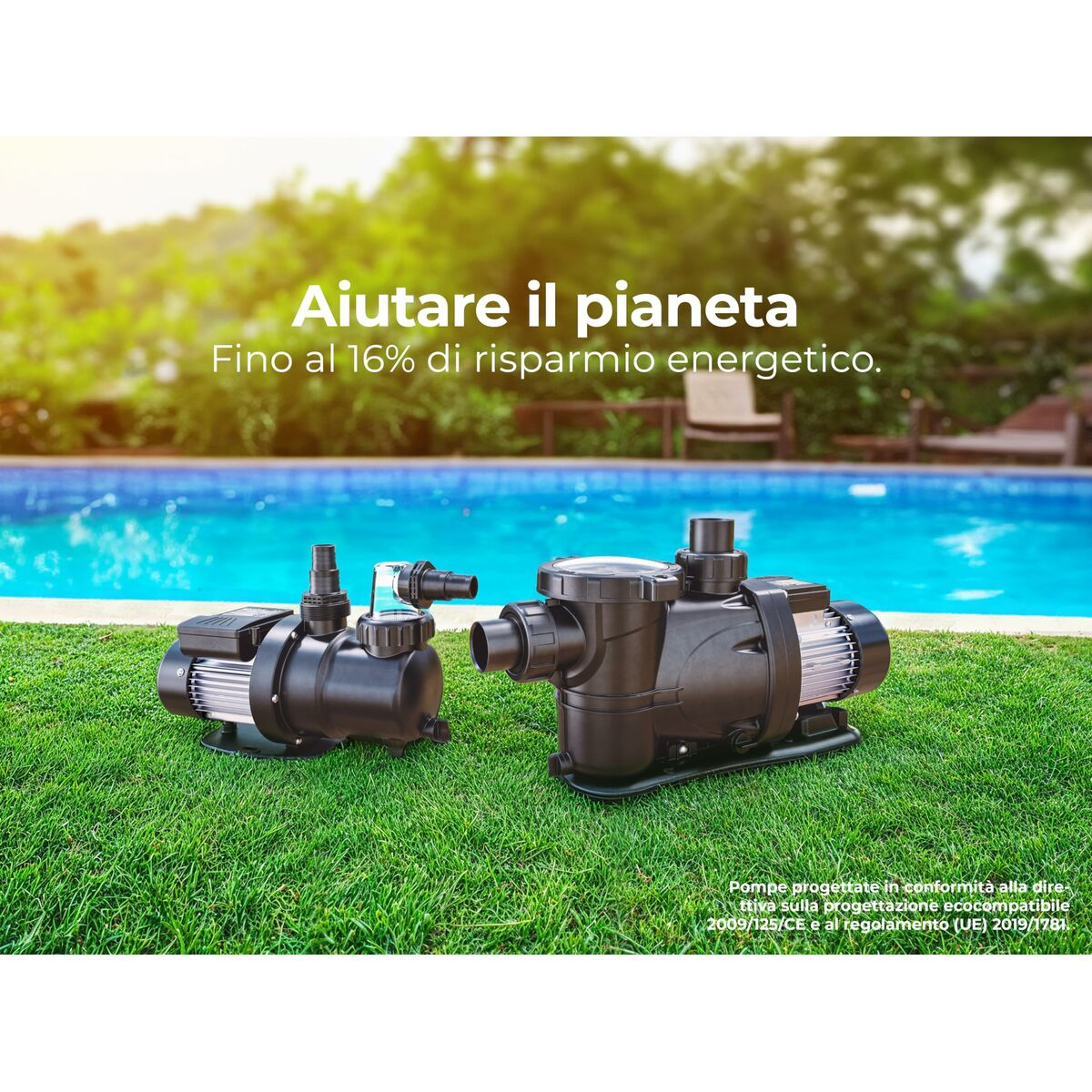 Due pompe per piscina nere sull'erba davanti a una piscina blu. Testo: Aiutare il pianeta.