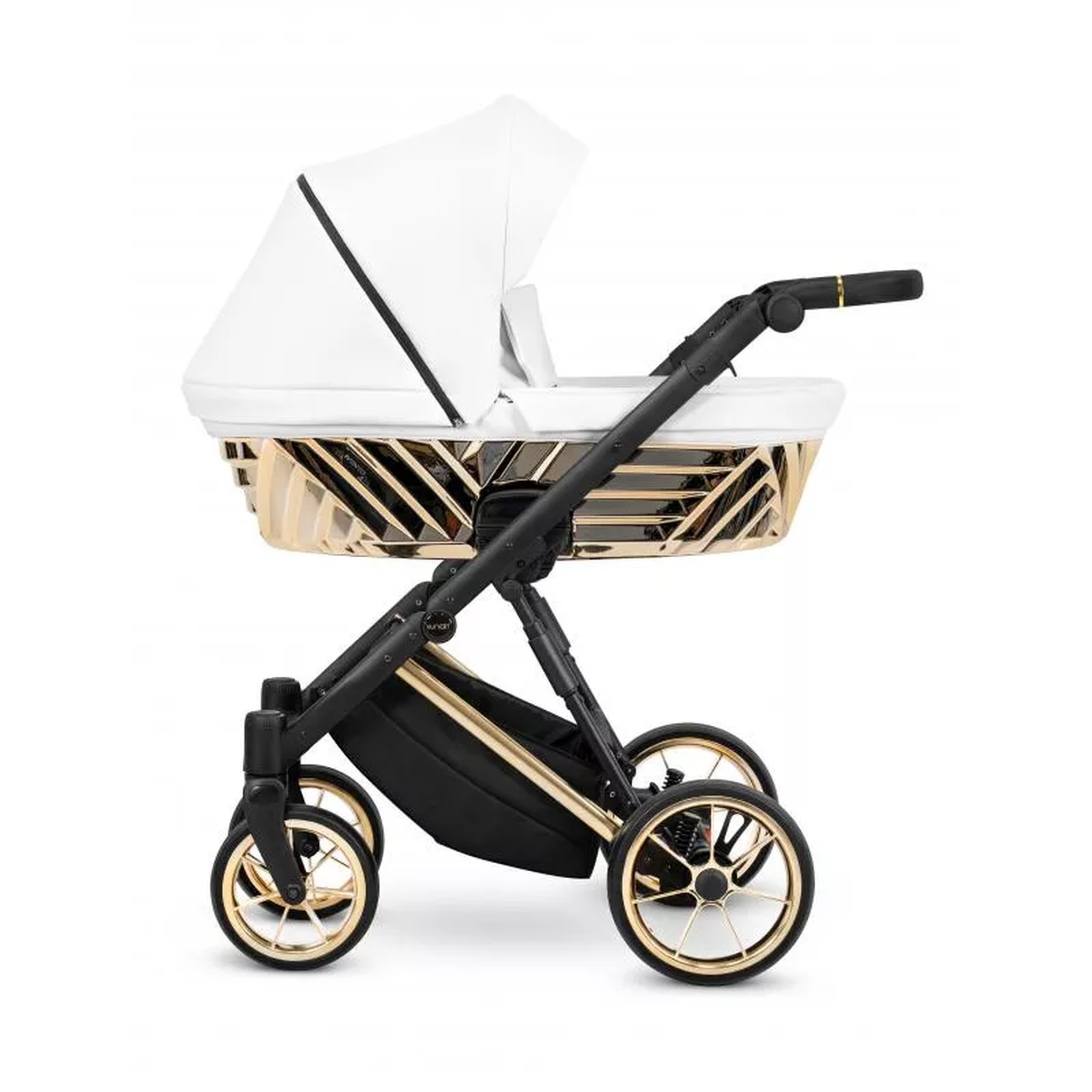 Ein luxuriöser Kinderwagen in Weiß und Gold mit schwarzem Gestell.