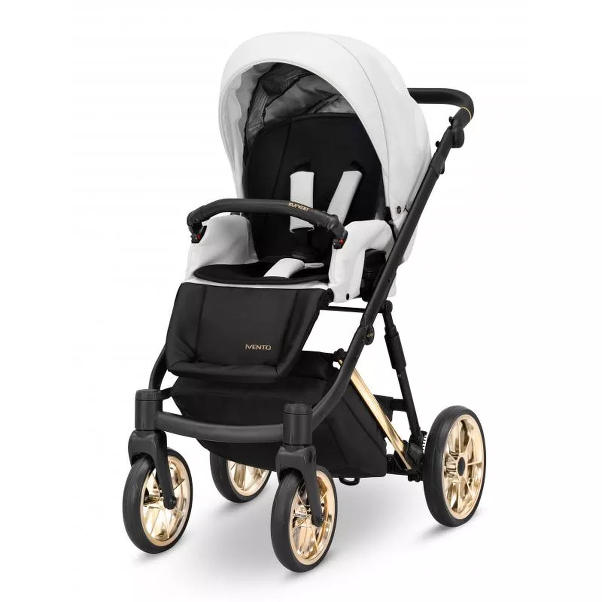 Ein weißer und schwarzer Kinderwagen mit goldenen Rädern, auf weißem Hintergrund.