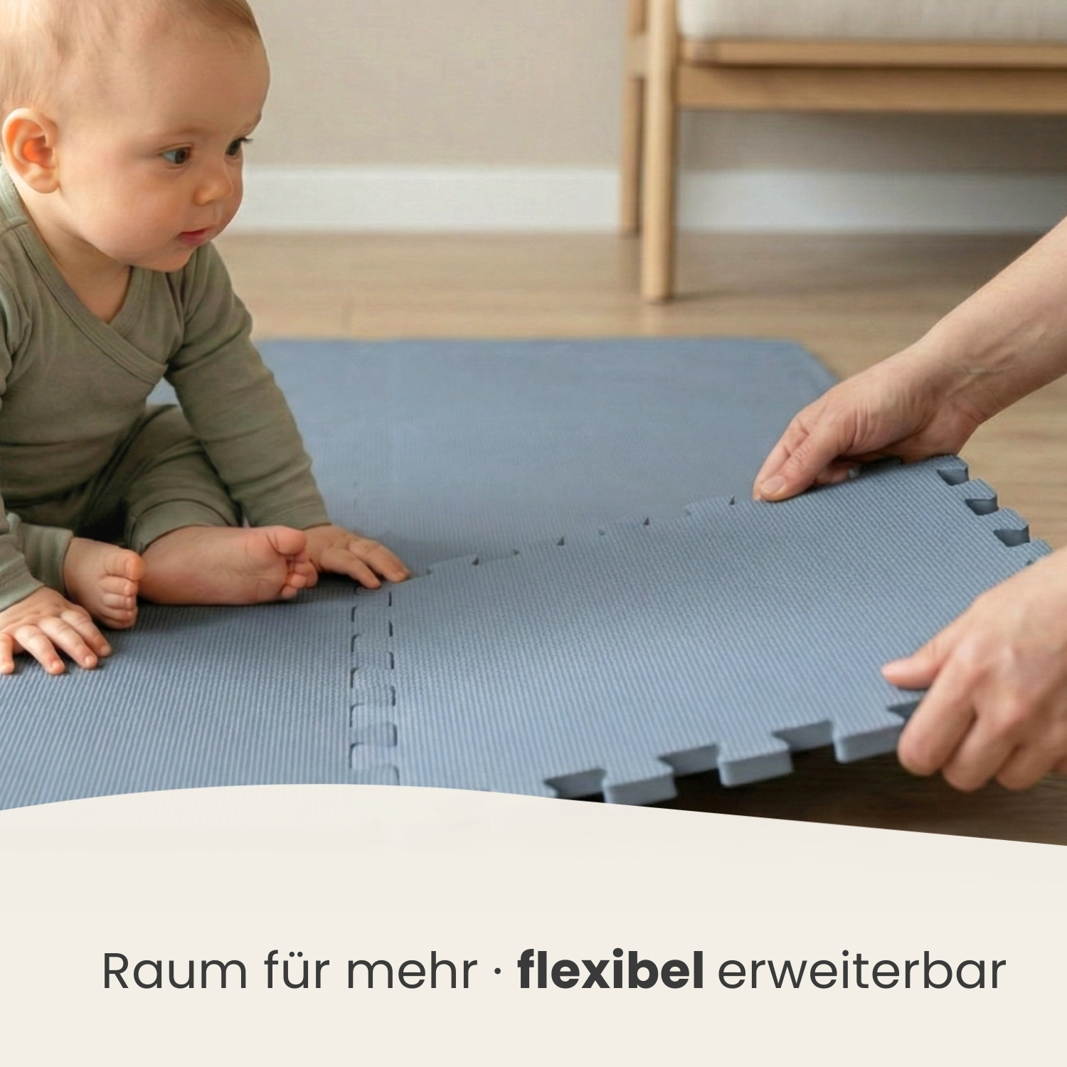 Ein Baby sitzt auf einer grauen Matte, während Hände sie erweitern.