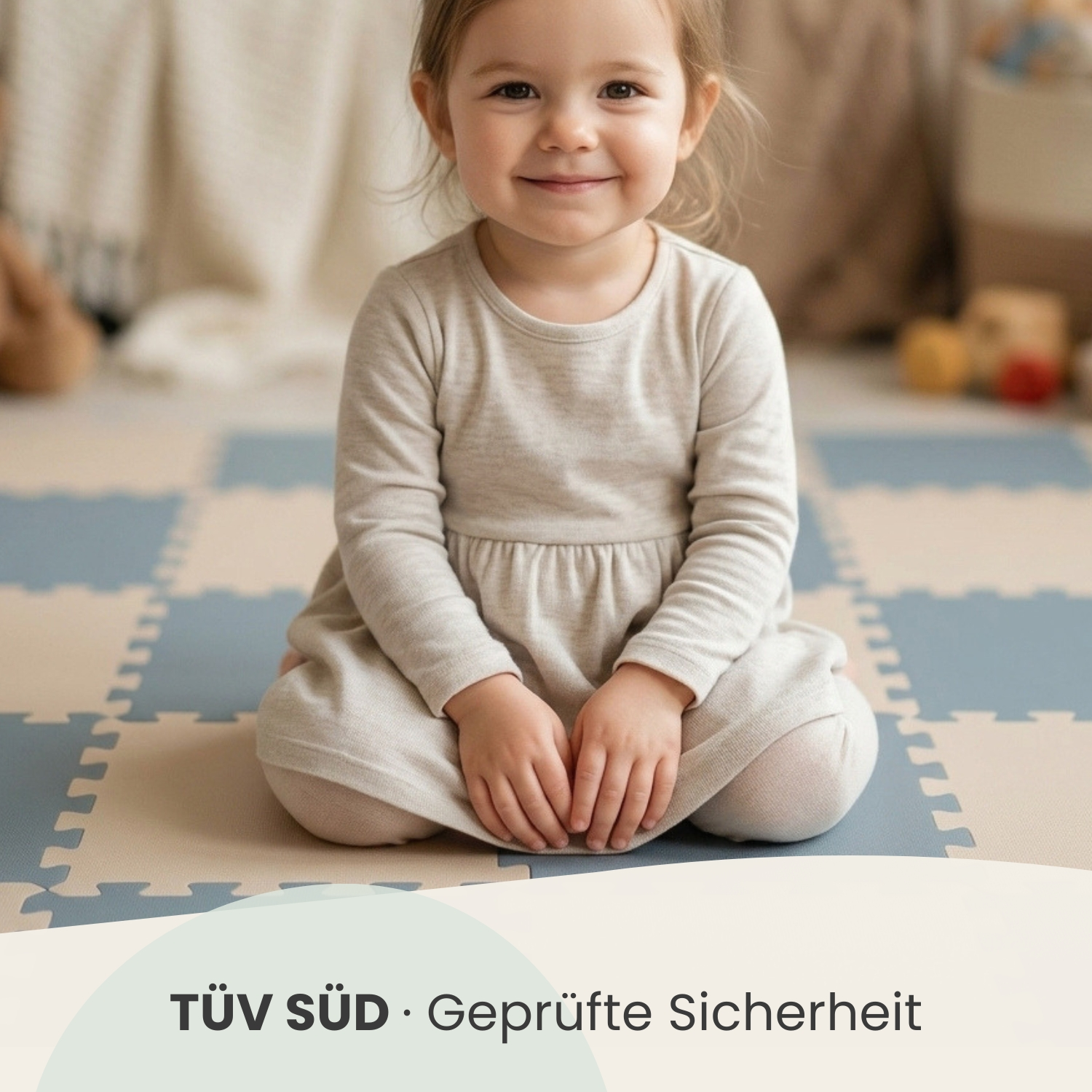 Ein kleines Mädchen sitzt auf einem bunten Spielteppich.