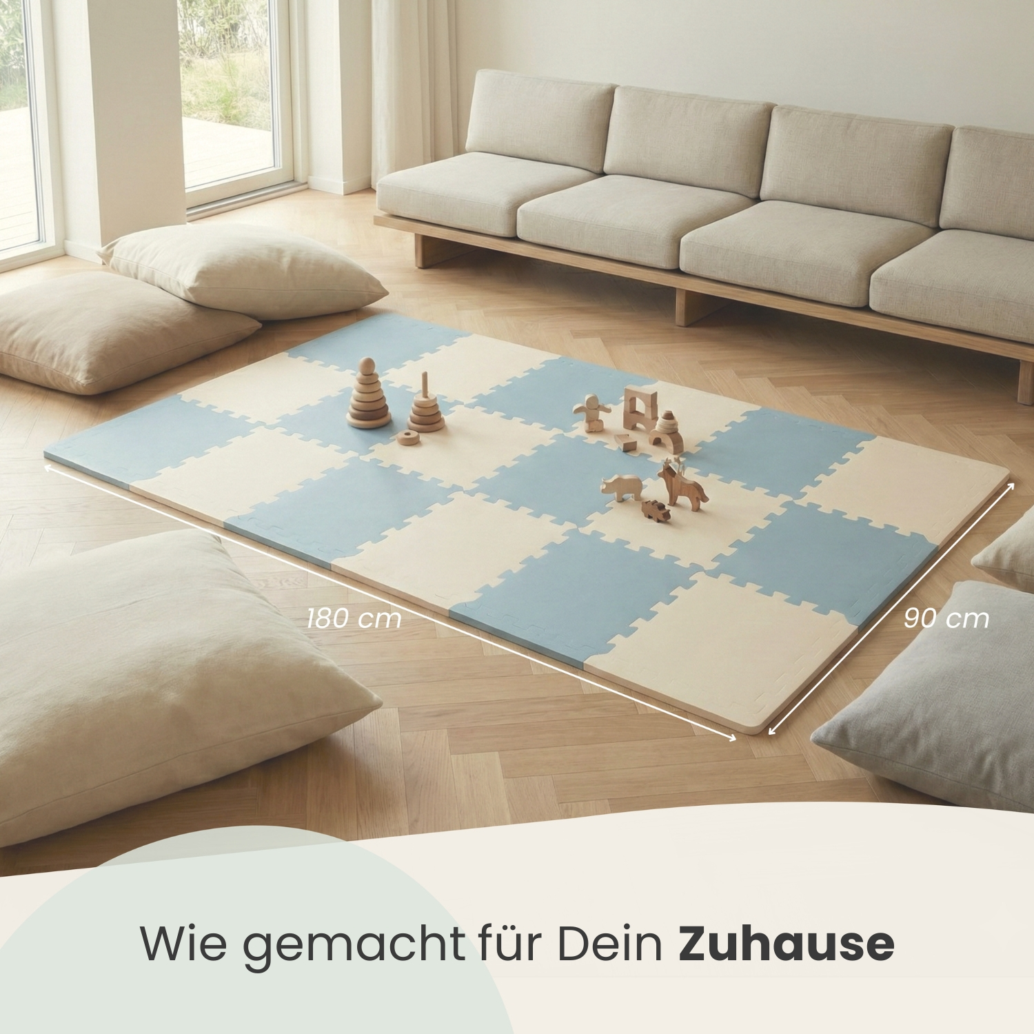 Ein Spielteppich mit Holzspielzeug, Sofa und Kissen in einem hellen Raum.