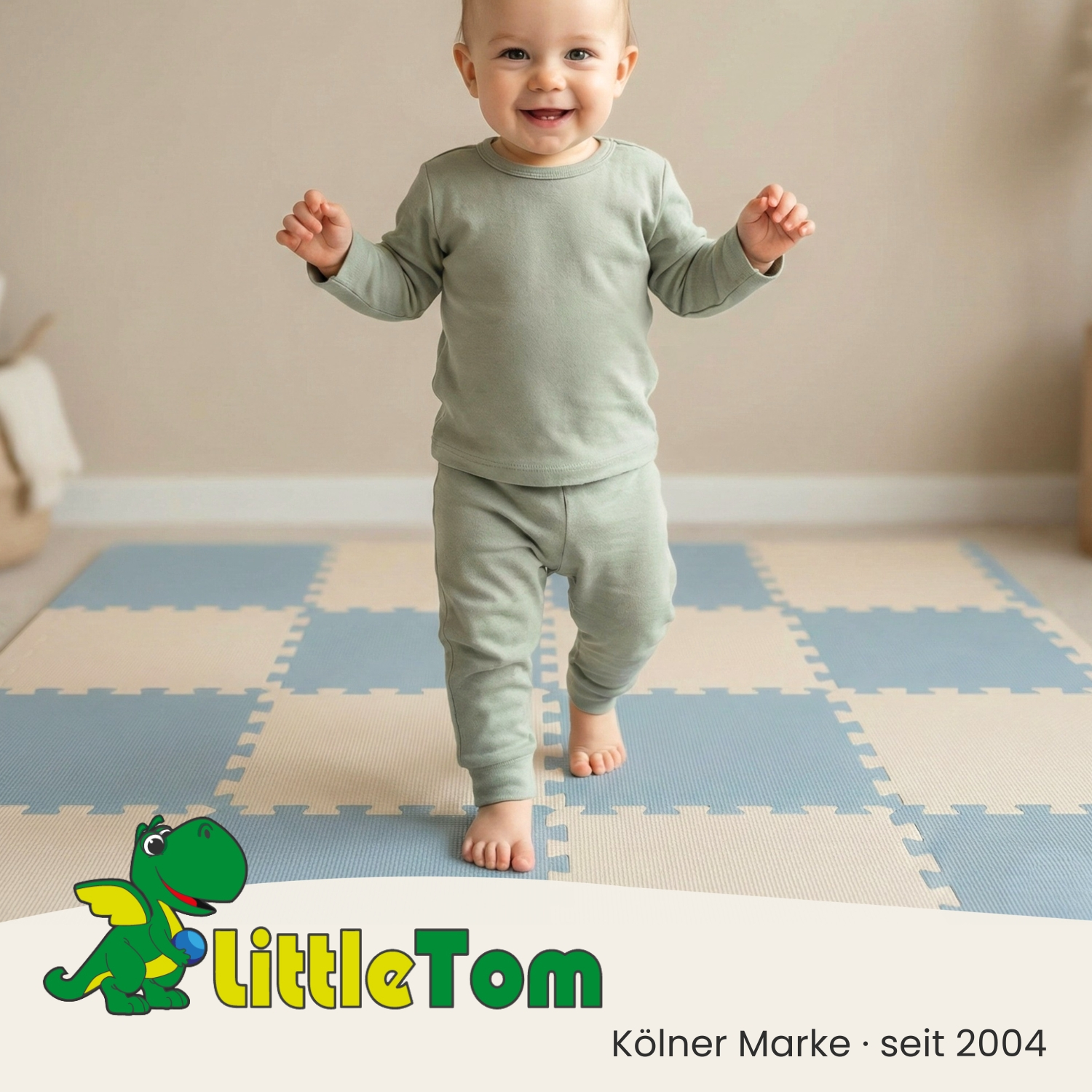 Ein lächelndes Baby in hellgrüner Kleidung läuft auf einer zweifarbigen Matte.