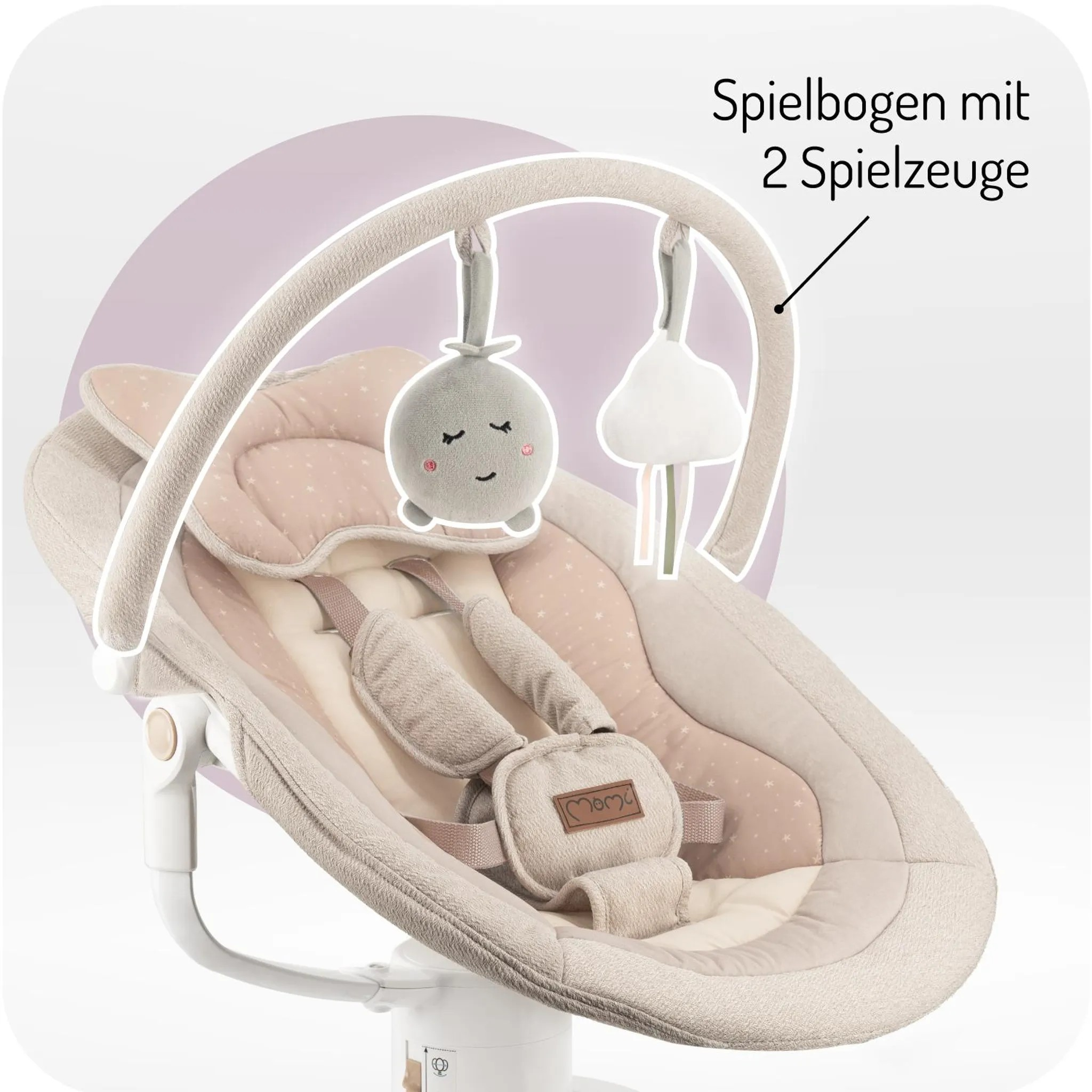 Ein beigefarbener Babysitz mit Spielbogen und zwei Anhängern. Sterne sind auf die Polsterung gedruckt.
