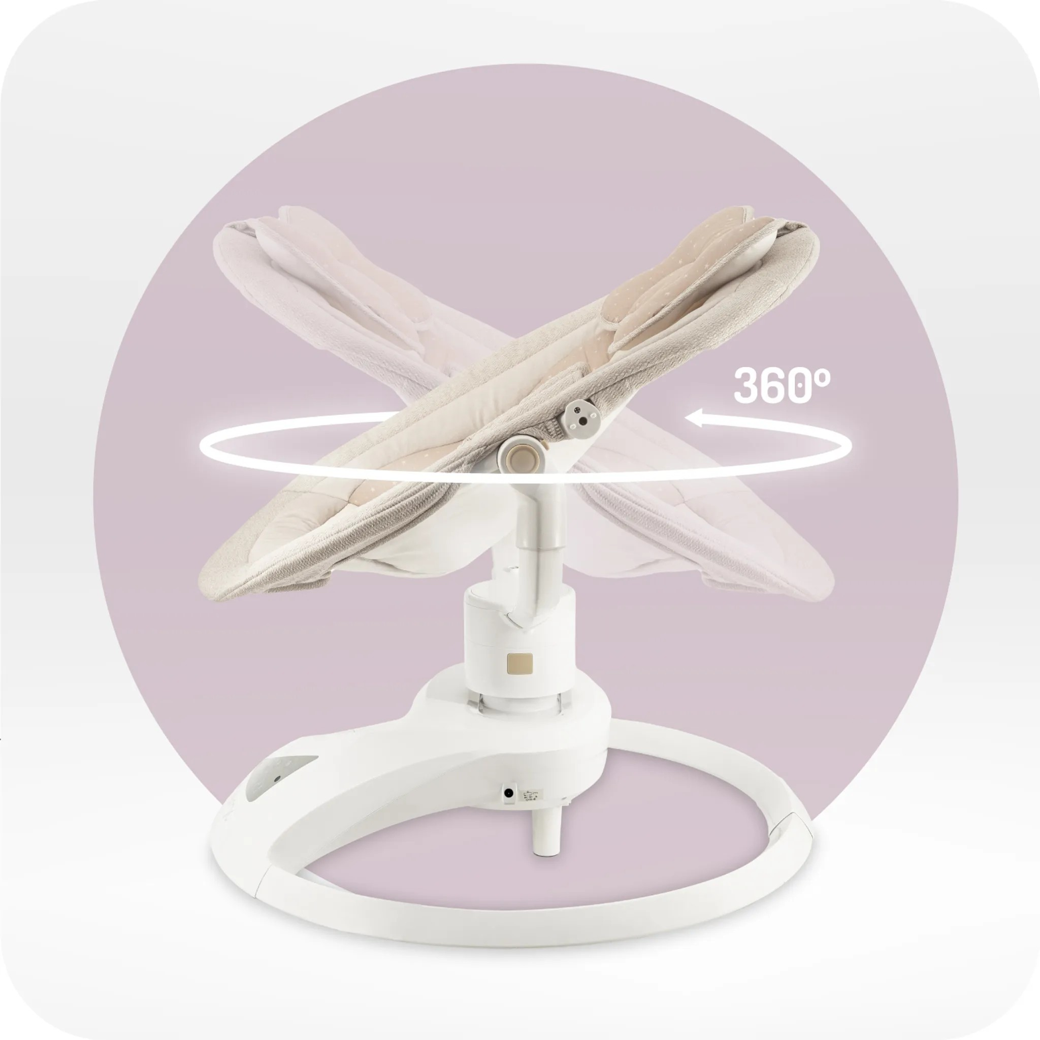 Ein weißer Babywippen-Ständer mit einem beige gepolsterten Sitz, der sich um 360 Grad dreht.