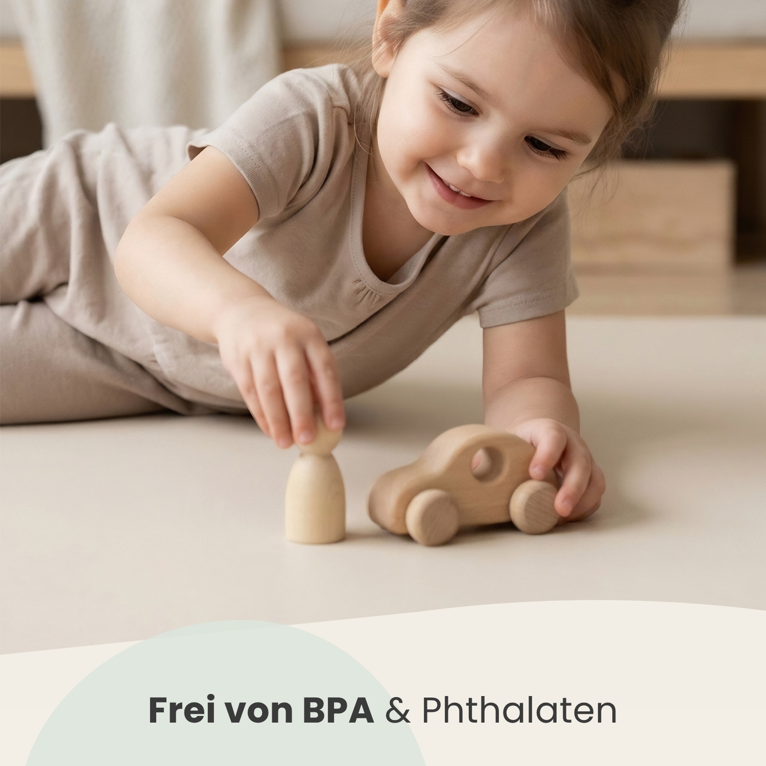 Ein kleines Mädchen spielt mit Holzspielzeug, einem Auto und einer Figur.