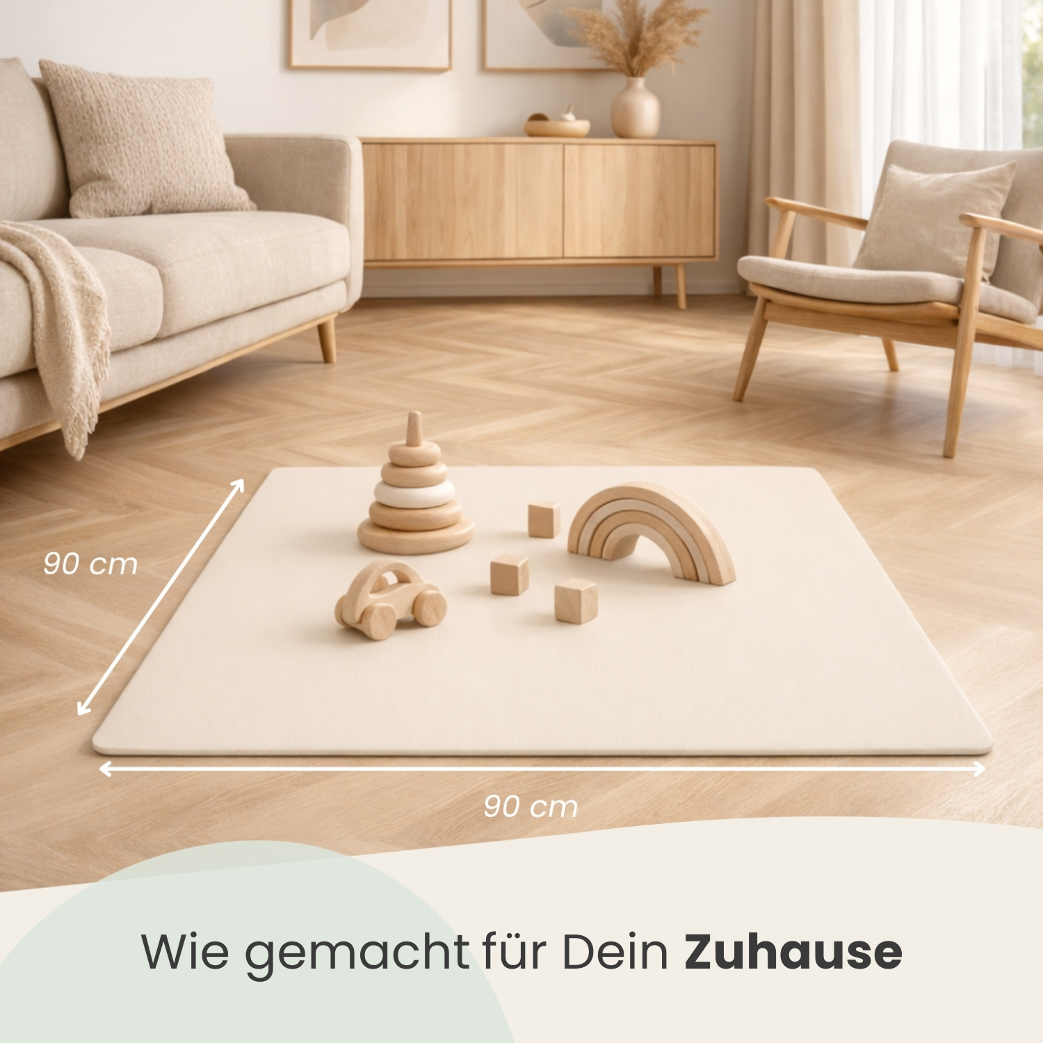 Eine 90x90 cm Spielmatte mit Holzspielzeug wie Auto, Regenbogen, Stapelturm.
