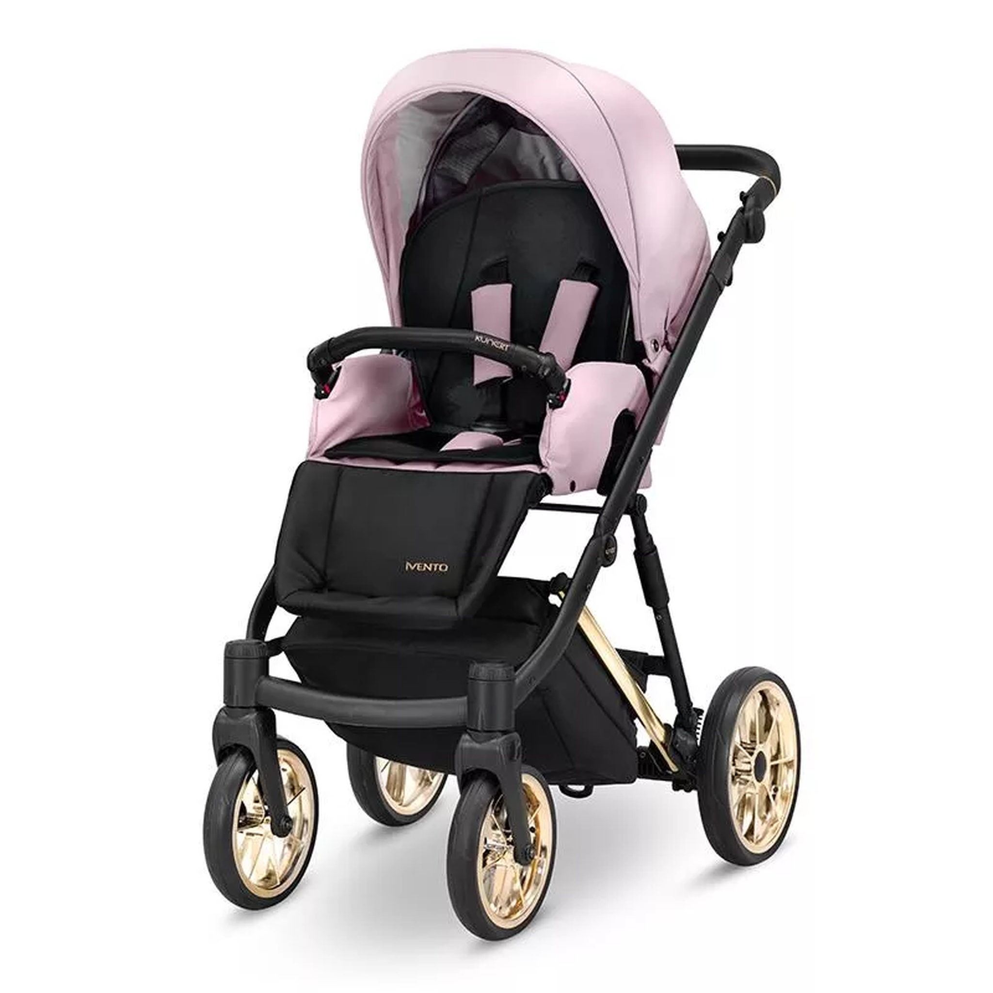Ein rosafarbener Kinderwagen mit schwarzen Details und goldenen Rädern steht auf weißem Grund.