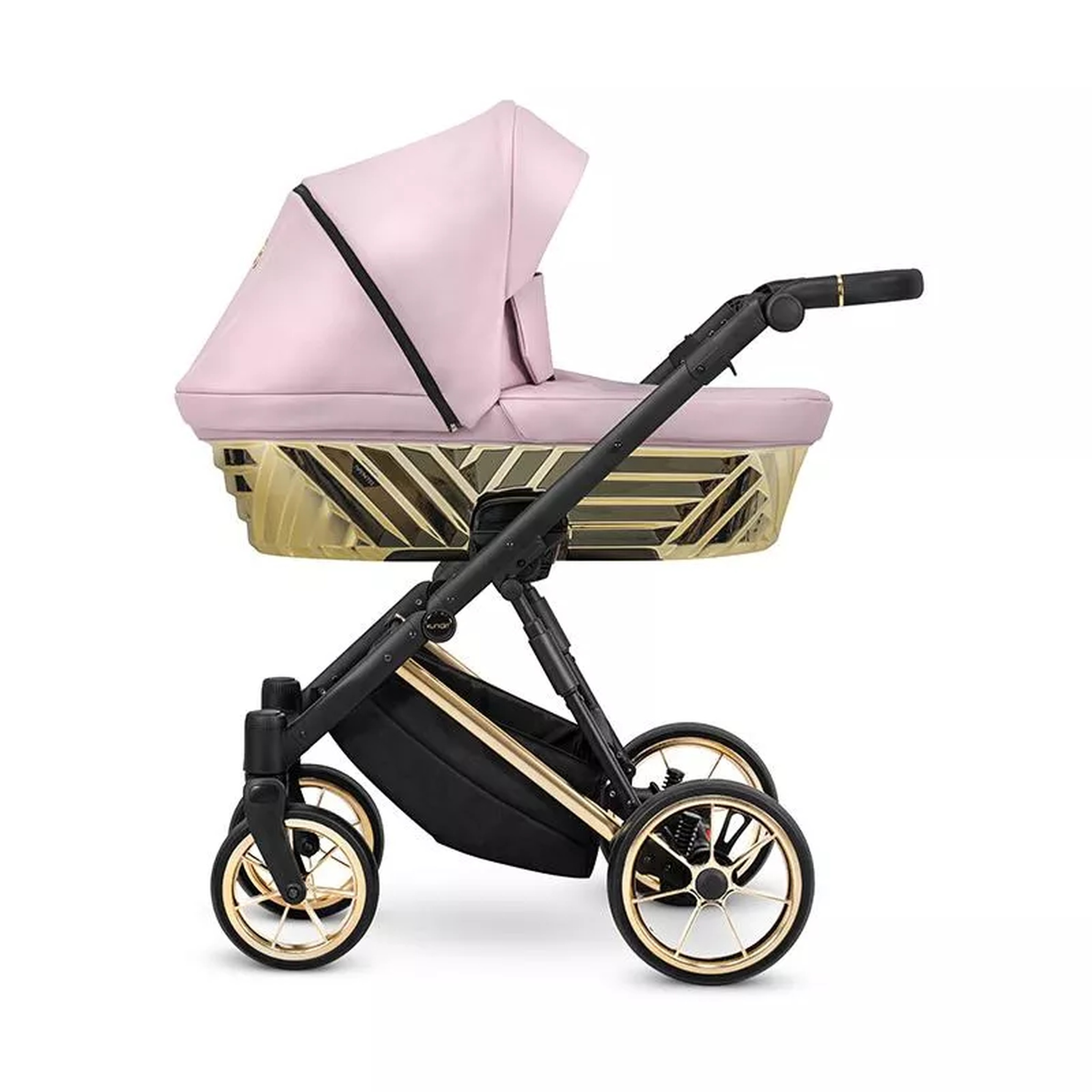 Ein rosa Kinderwagen mit goldenen Akzenten auf schwarzem Gestell.