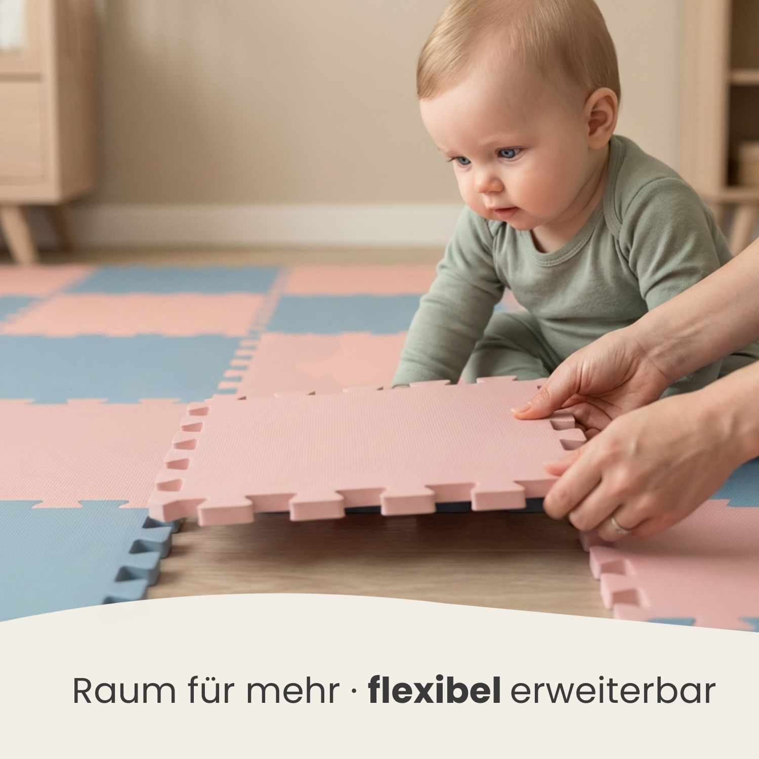 Baby krabbelt auf rosa und blauem Puzzle-Boden, Hände verbinden Teile.