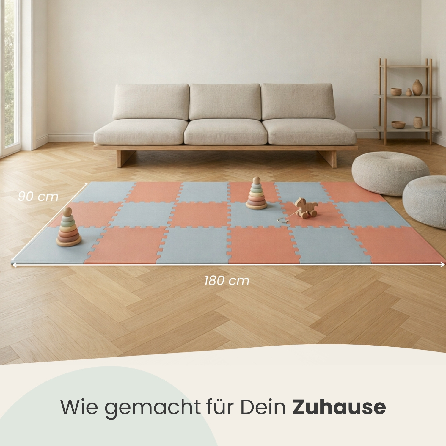 Eine Spielmatte mit orangefarbenen und blauen Quadraten, Spielzeug und einem Sofa.