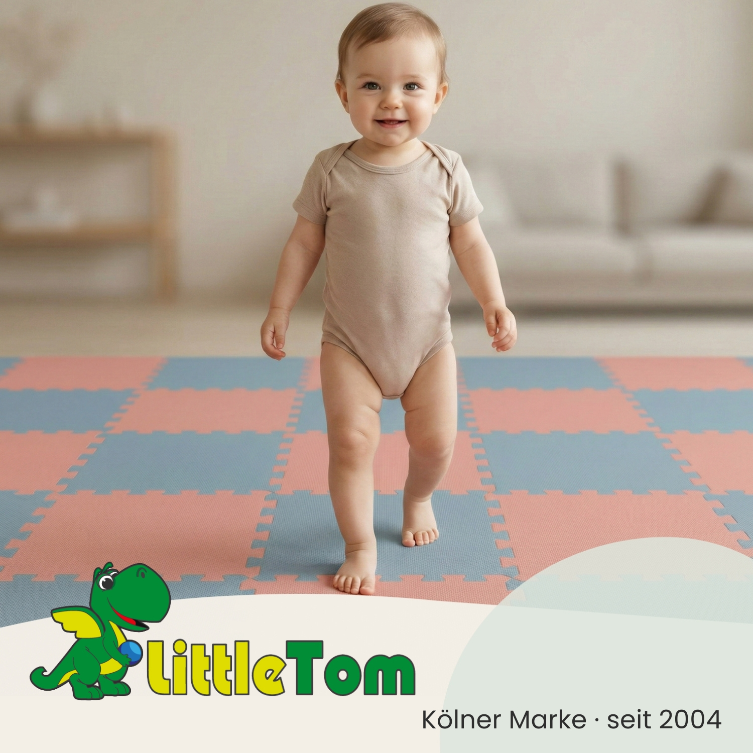 Ein Baby in einem beigefarbenen Body läuft auf einer bunten Matte.