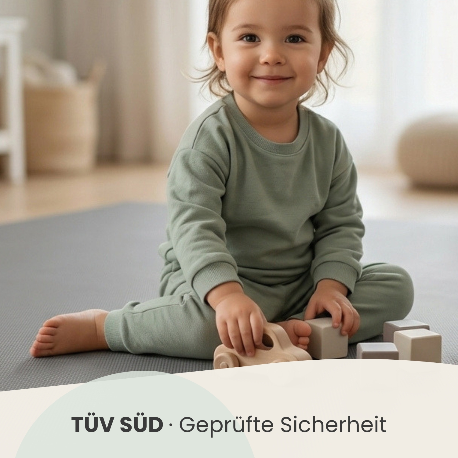 Ein kleines Kind sitzt und spielt mit Holzbausteinen auf einem grauen Teppich.