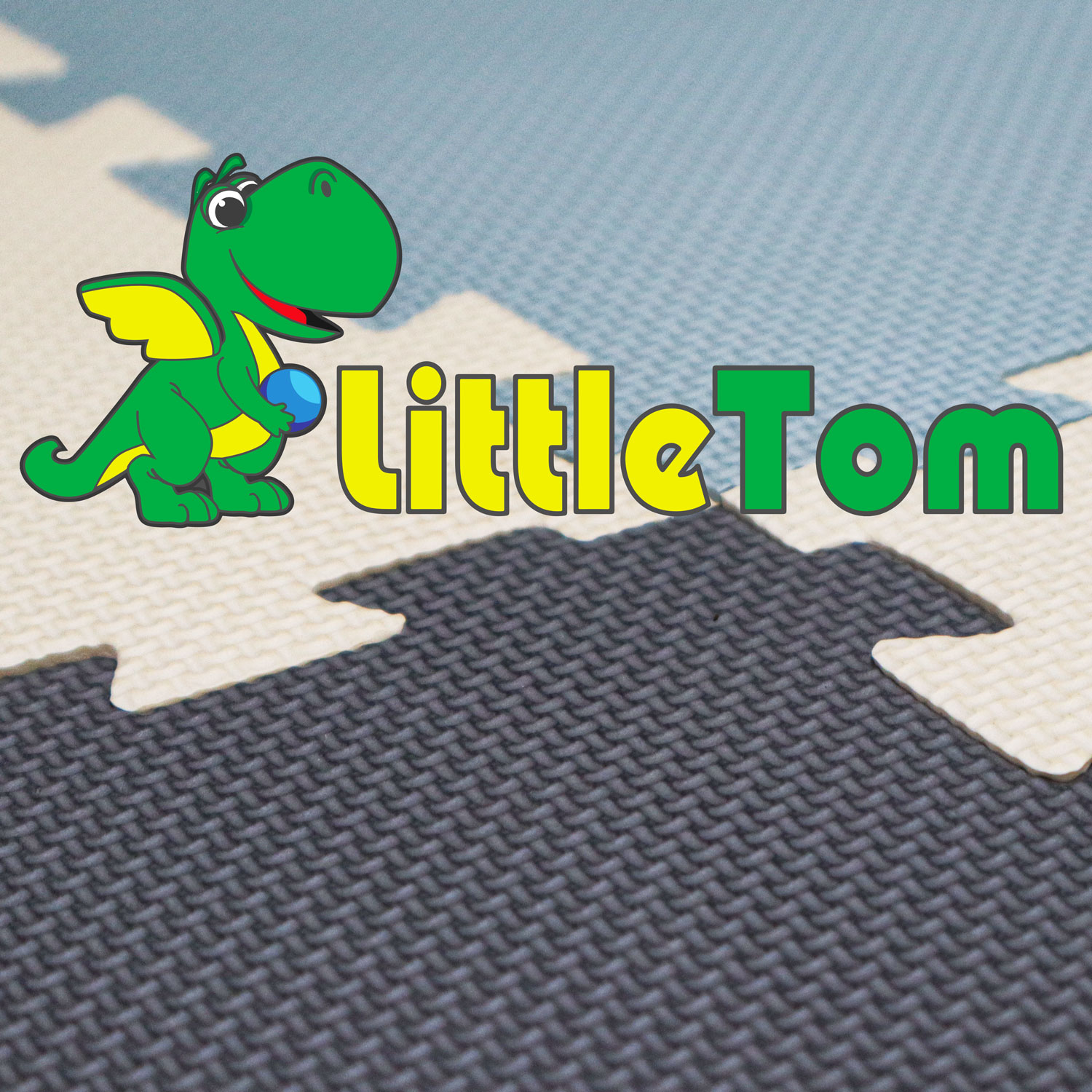 Ein grüner Drache hält eine blaue Kugel neben dem Schriftzug "Little Tom" auf einer Puzzlematte.