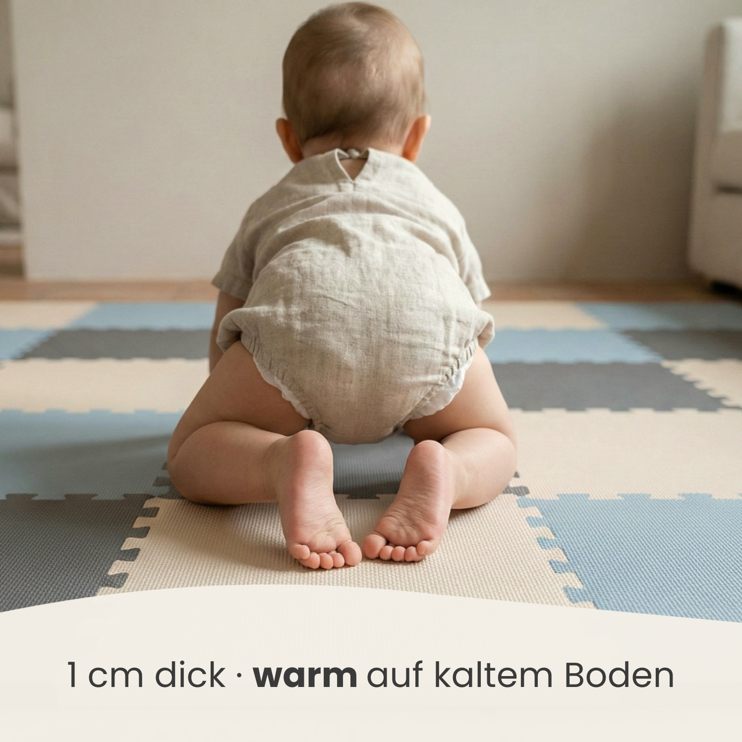 Baby krabbelt auf bunter Spielmatte. Rückansicht.