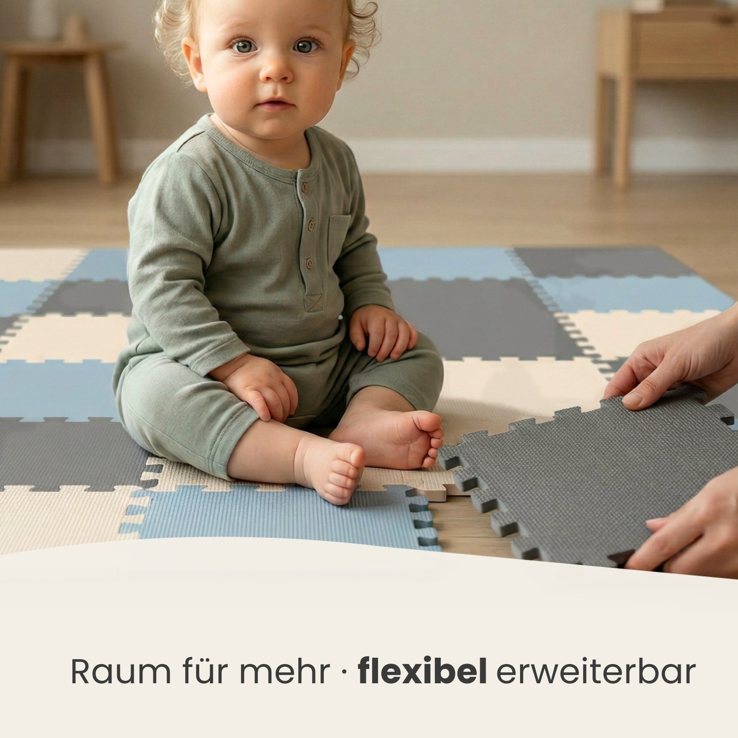 Ein Baby sitzt auf einem bunten Spielteppich, während eine Hand ein graues Puzzleteil hinzufügt.