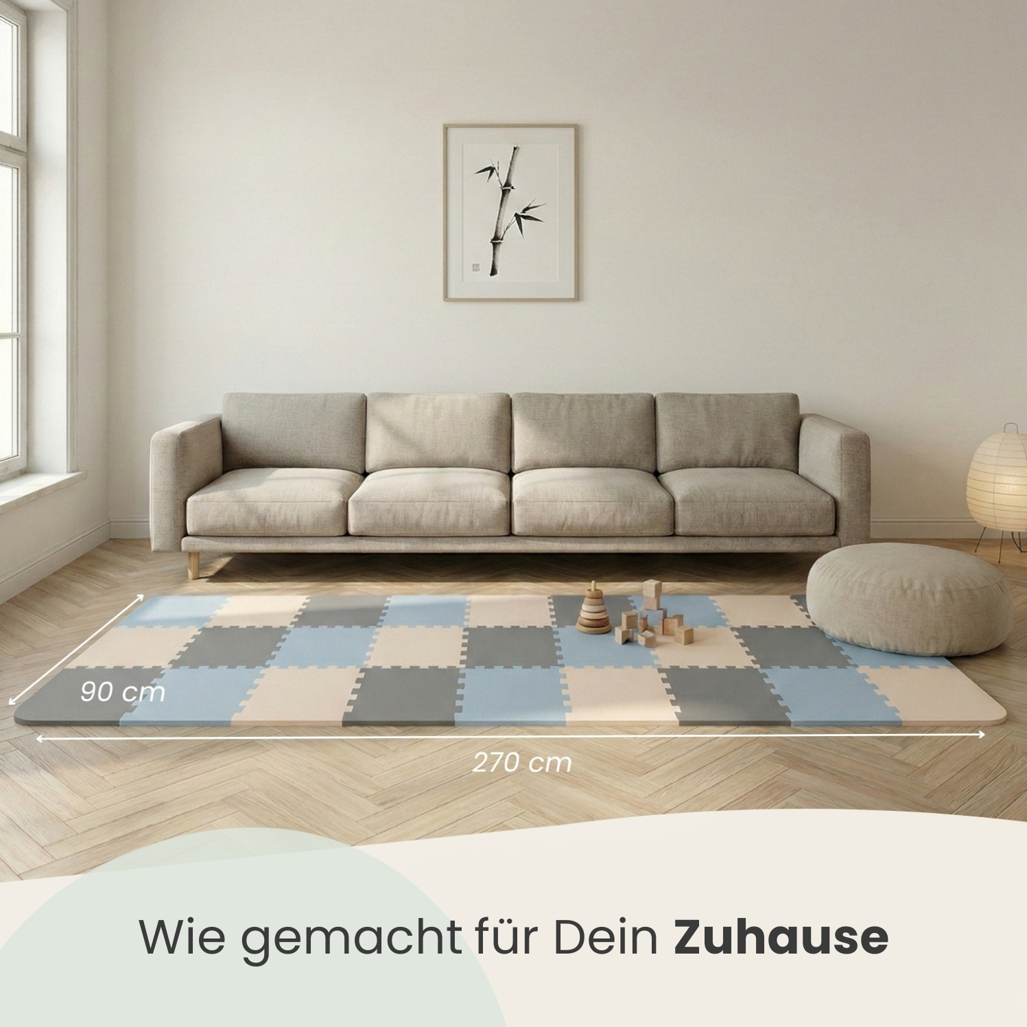Ein Wohnzimmer mit Sofa, Spielmatte und Bambusbild.