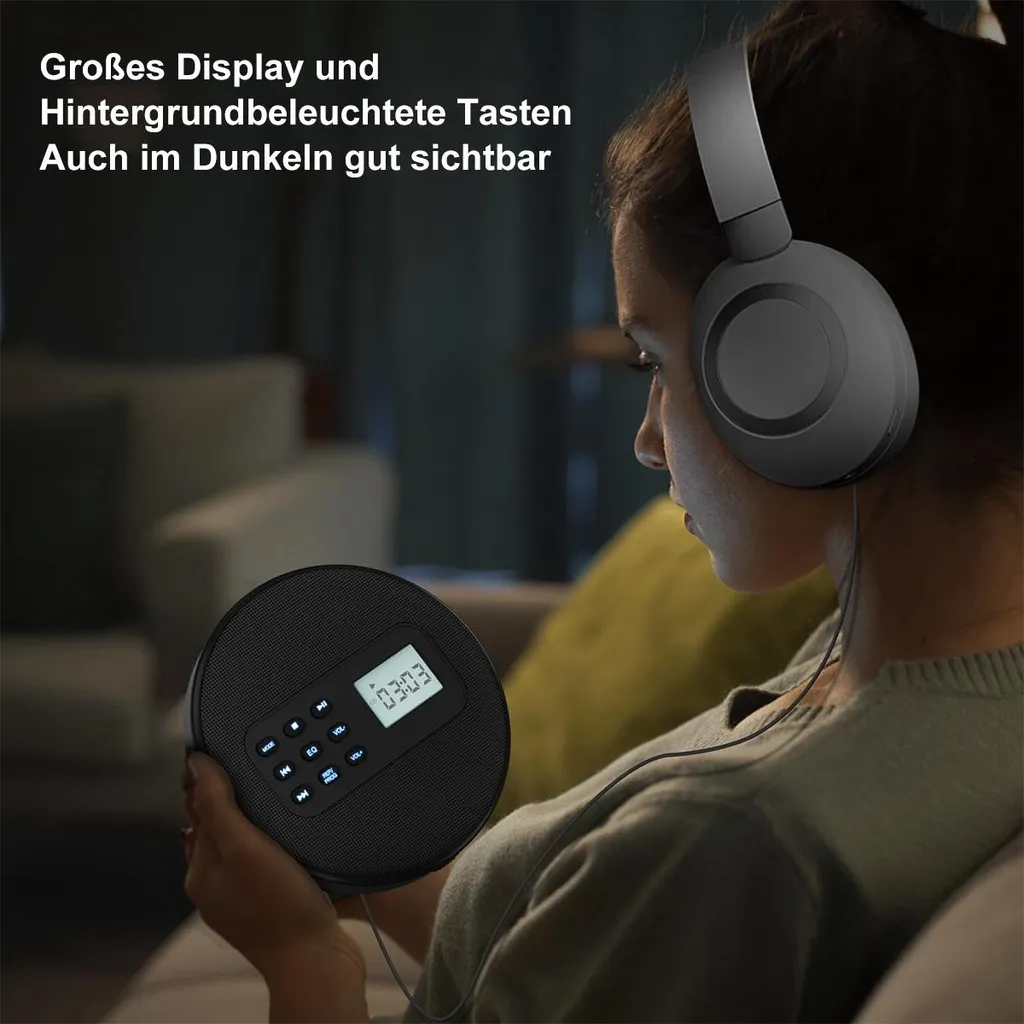 Frau mit Kopfhörern hält einen tragbaren CD-Player mit beleuchtetem Display.