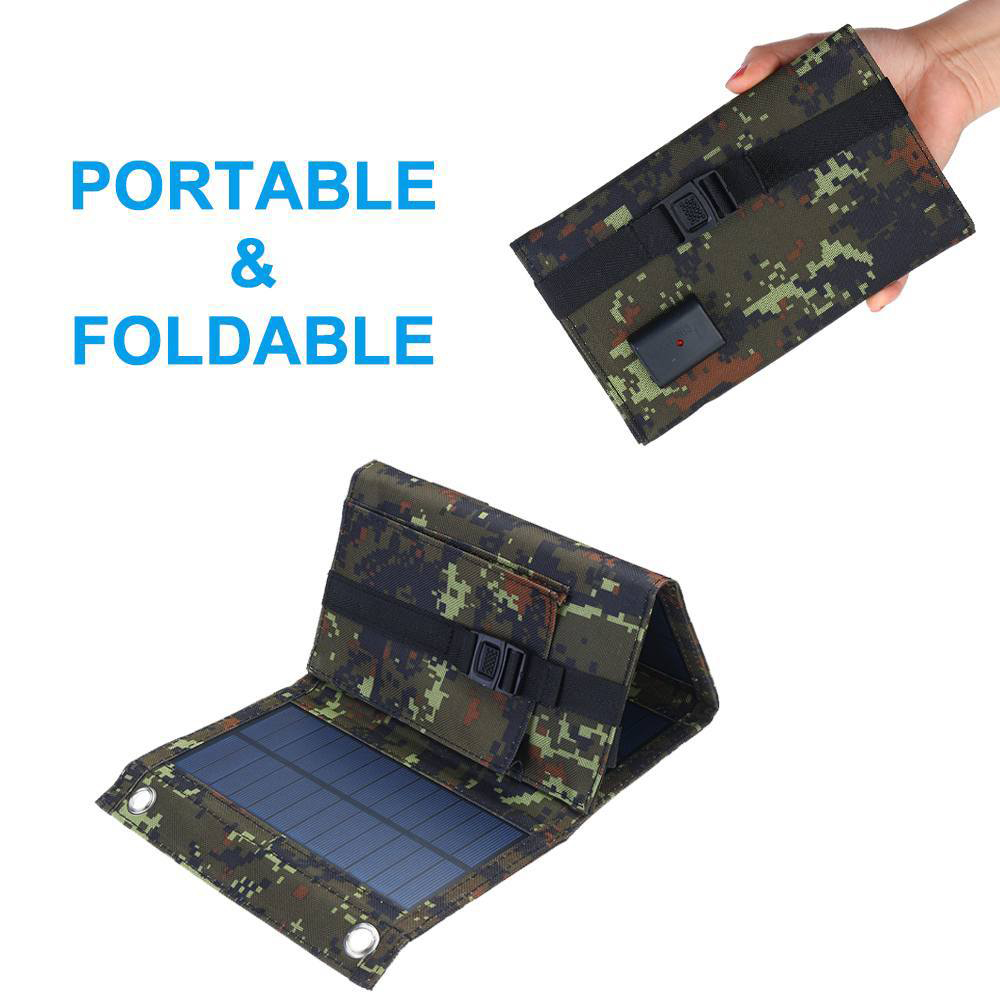 Gefaltetes Solarmodul mit Tarnmuster, gehalten von einer Hand.