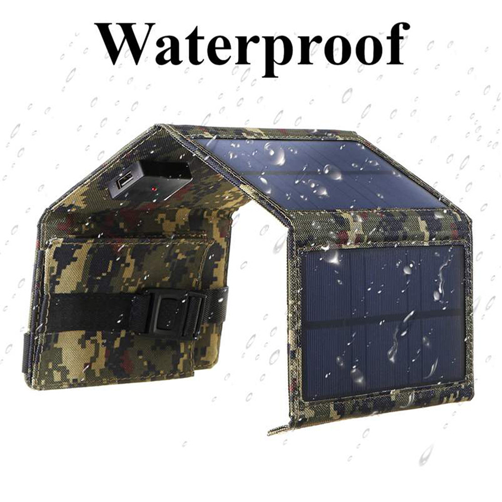 Wasserdichter Solar-Ladegerät im Tarnmuster mit USB-Anschluss und Wasserflecken.