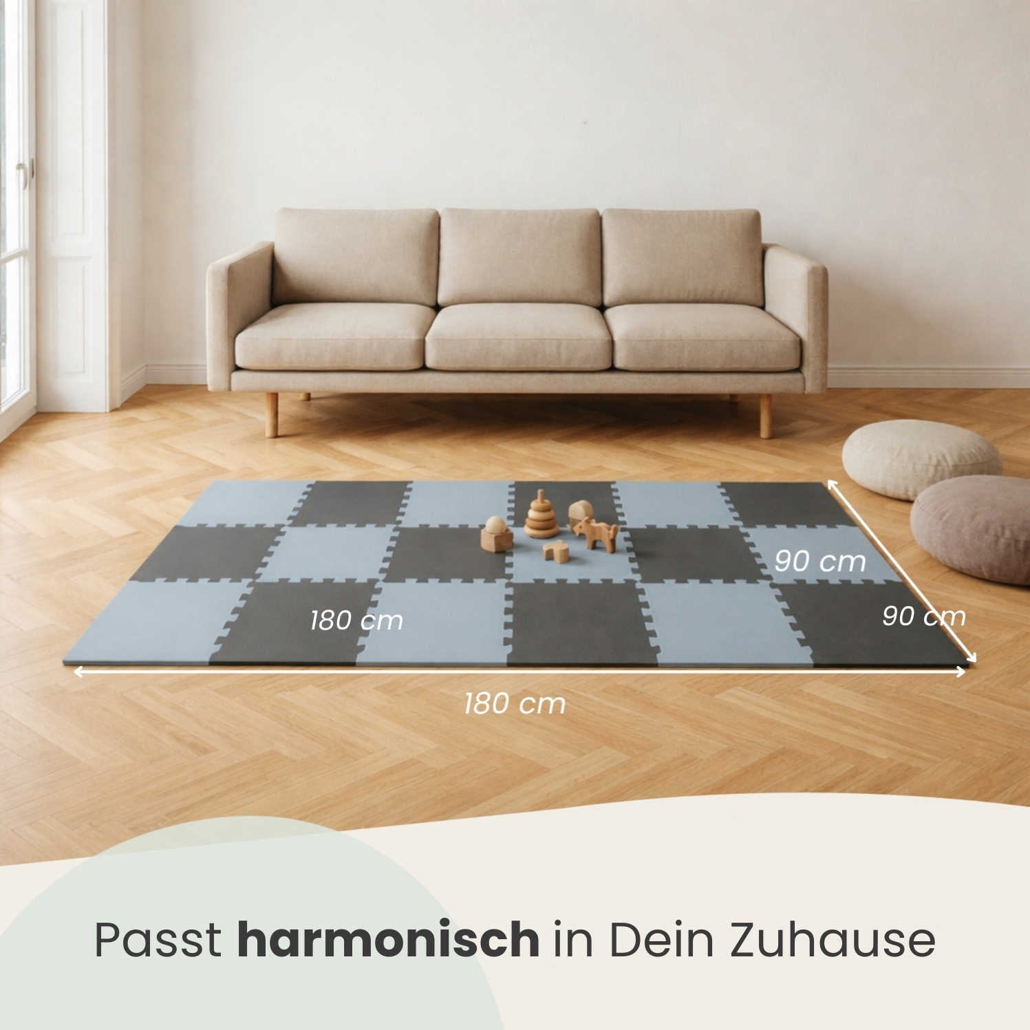 Ein beigefarbener Teppich mit Holzspielzeug in einem Wohnzimmer.