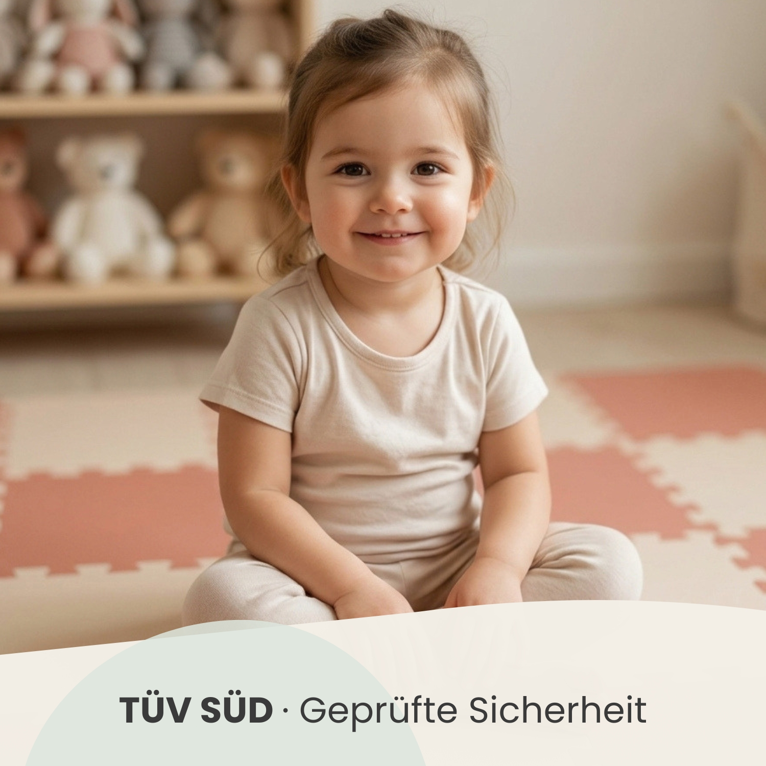 Ein kleines Mädchen sitzt auf dem Boden vor einem Regal mit Stofftieren.