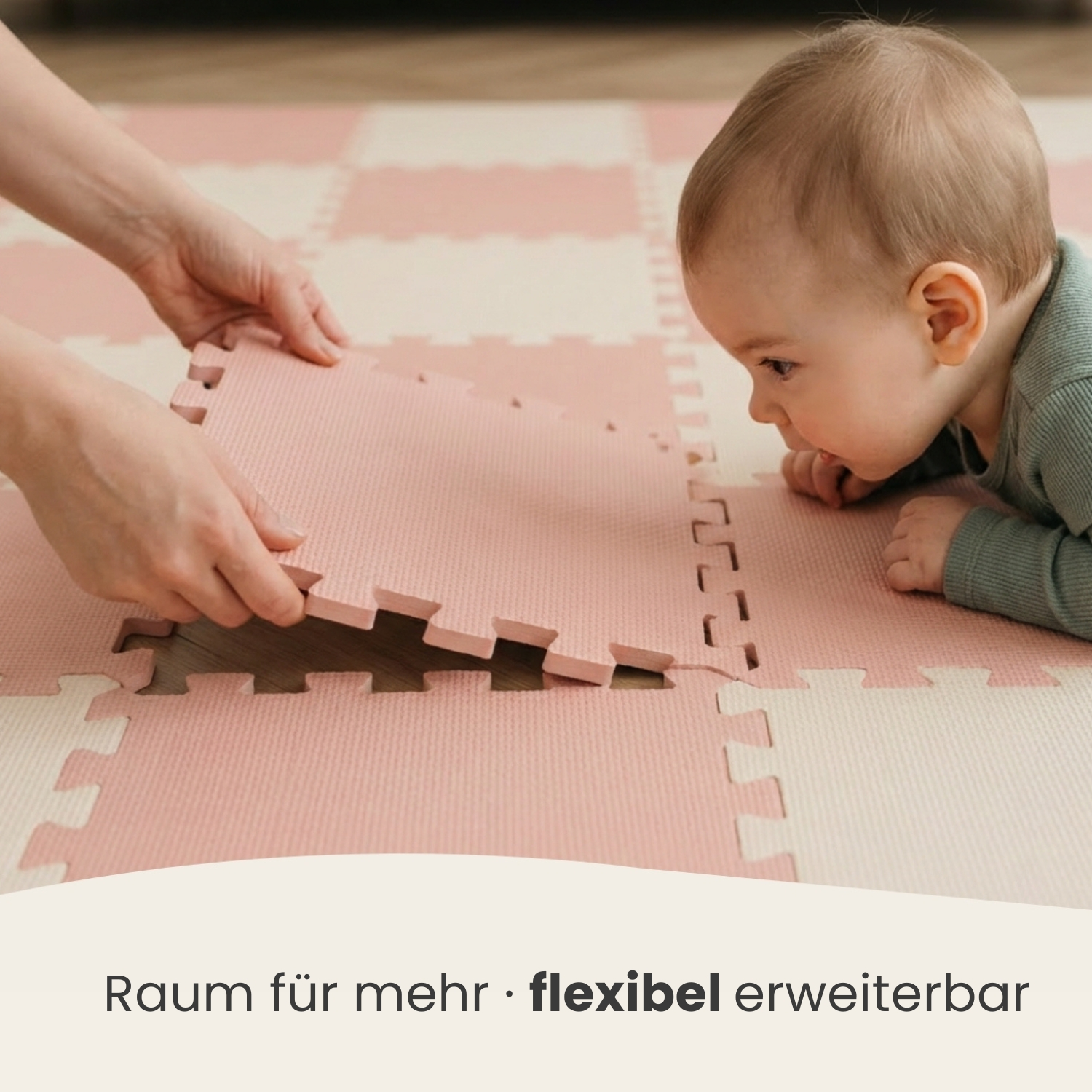 Ein Baby liegt auf einer rosafarbenen und weißen Puzzlematte, während Hände eine Matte hinzufügen.