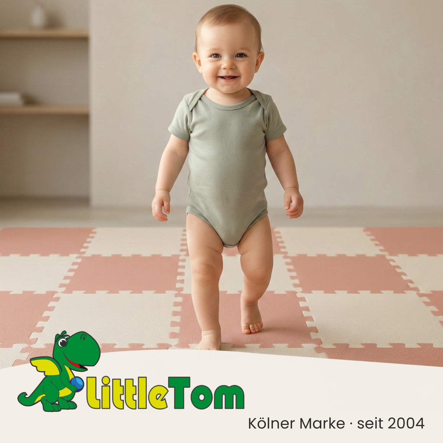 Ein Baby in einem grauen Body läuft auf einer rosa-weißen Bodenmatte. Ein Logo ist unten links.