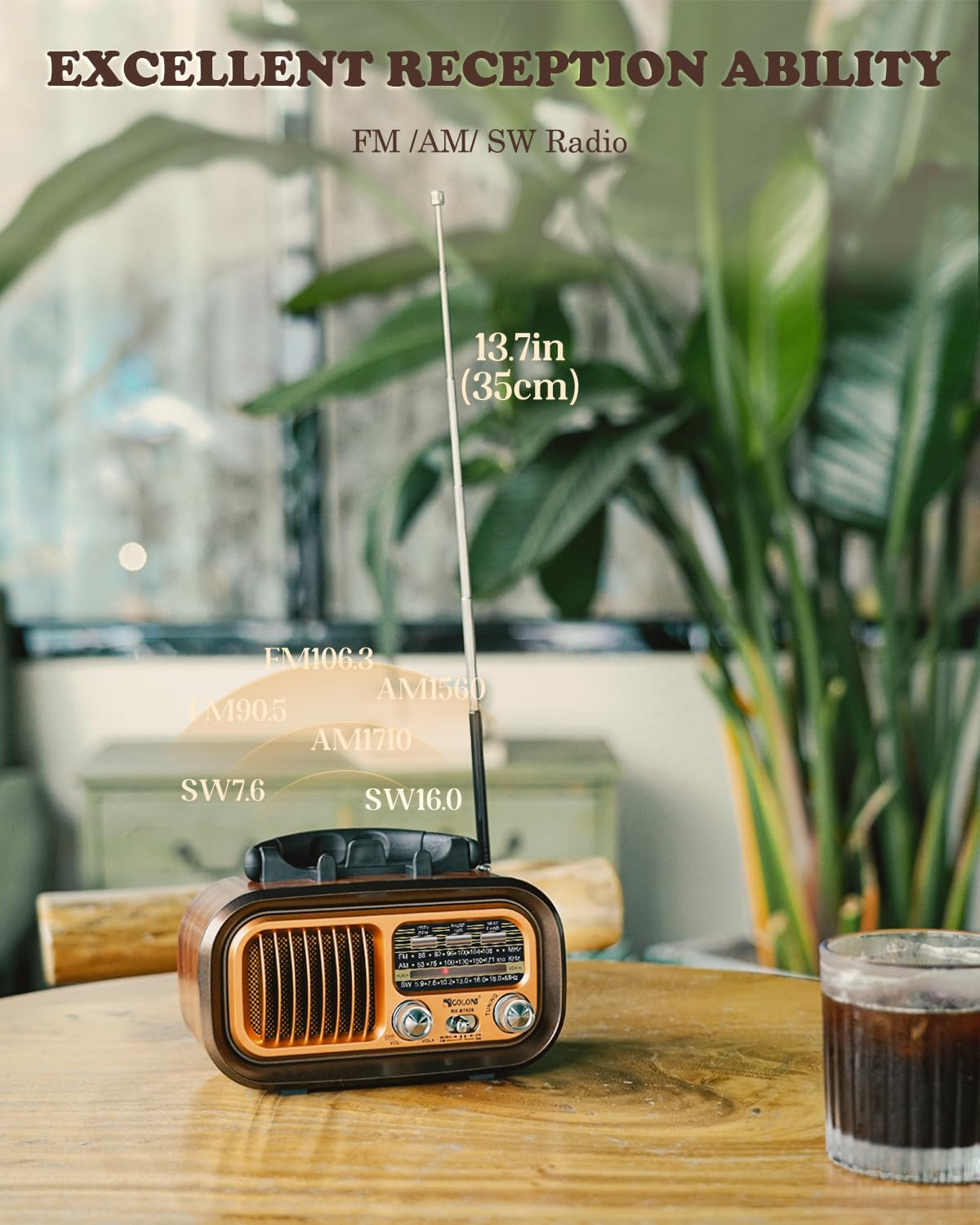 Ein brauner Retro-Radiowecker mit Antenne steht auf einem Holztisch neben einem Glas Eiswasser.