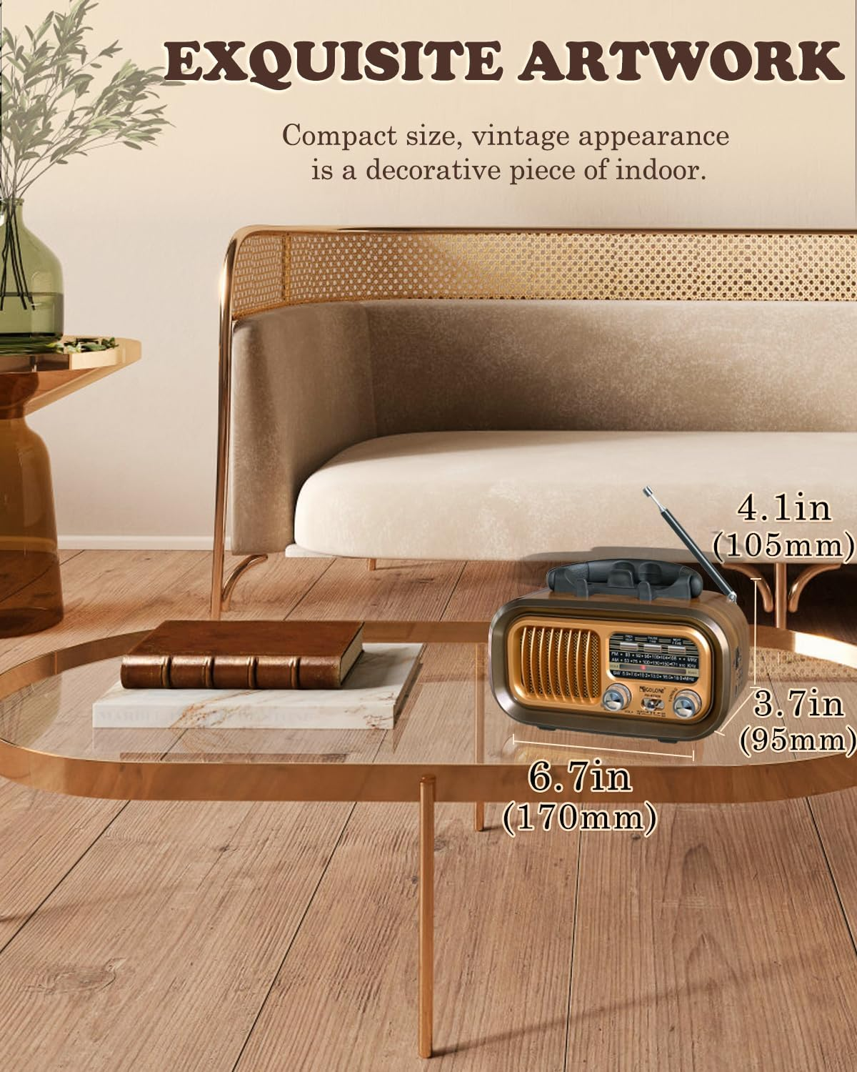 Ein goldbraunes Vintage-Radio steht auf einem Glastisch neben Büchern und einer Vase.