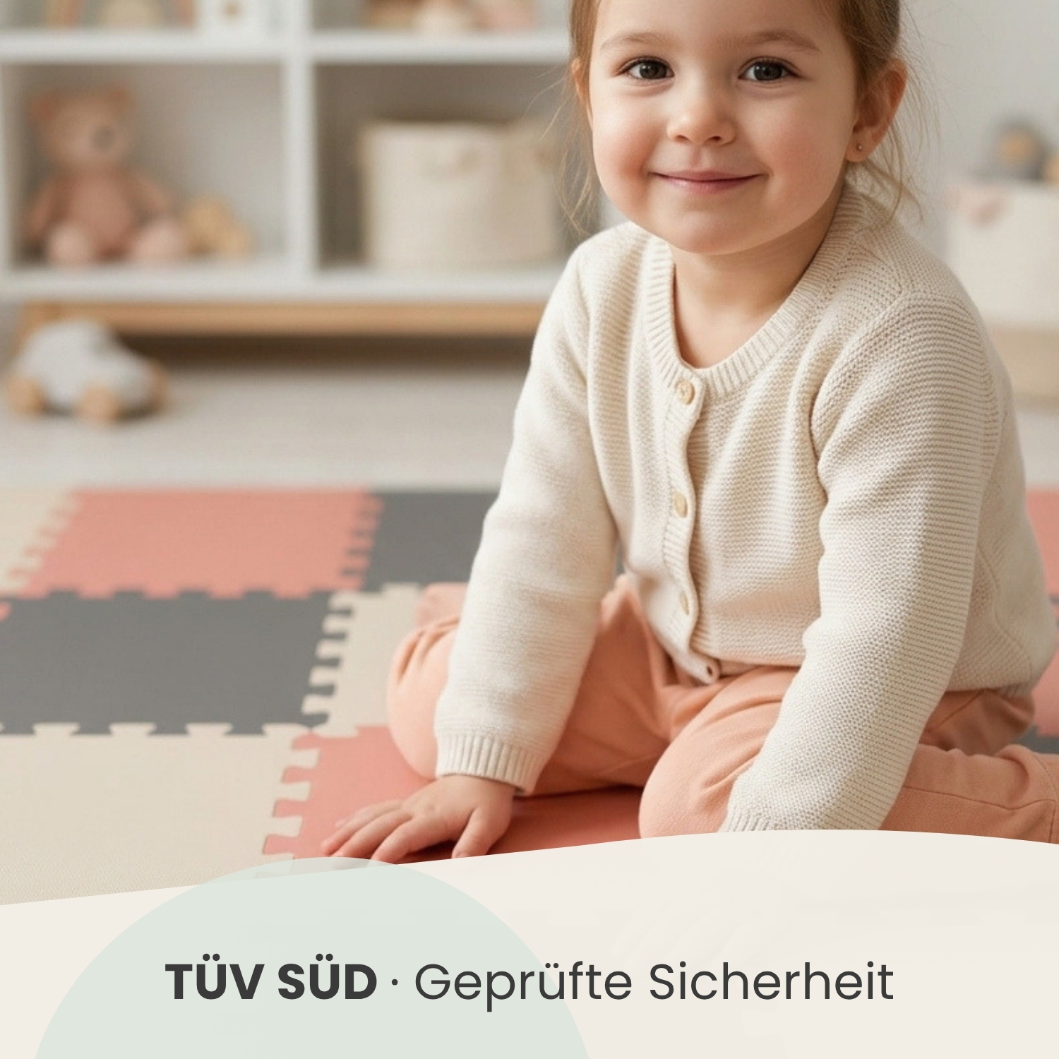 Ein kleines Mädchen sitzt auf einem Teppich aus bunten Quadraten in einem Spielzimmer.