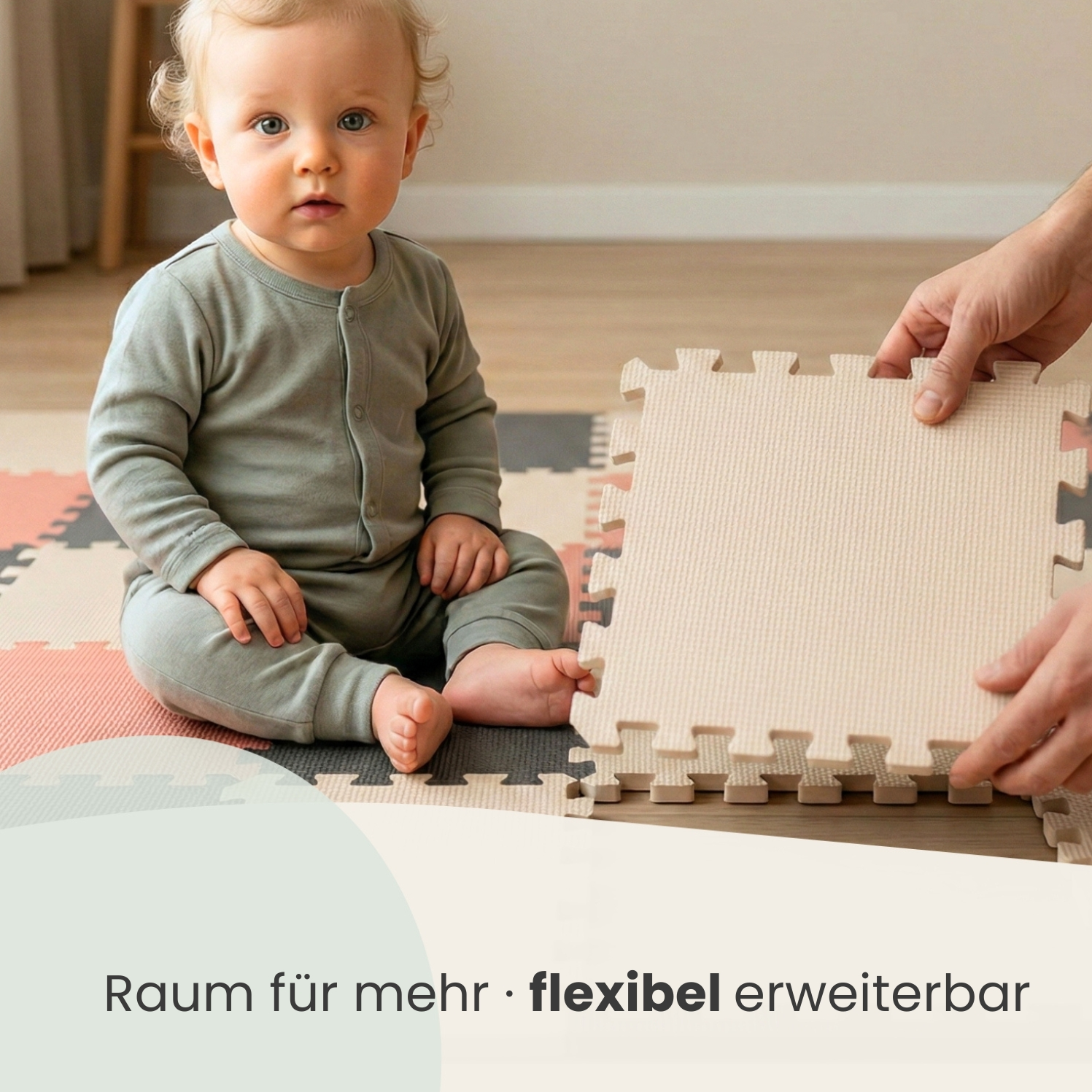 Ein Baby sitzt auf einer Spielmatte, während Hände eine weitere Matte hinzufügen.