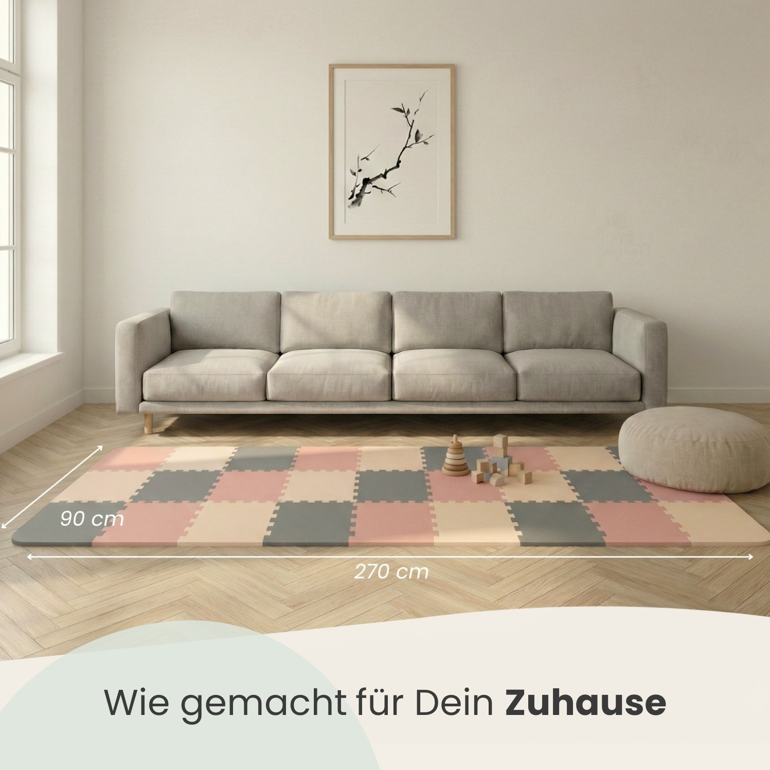 Ein Wohnzimmer mit Sofa, Spielmatte, Spielzeug und Pouf.