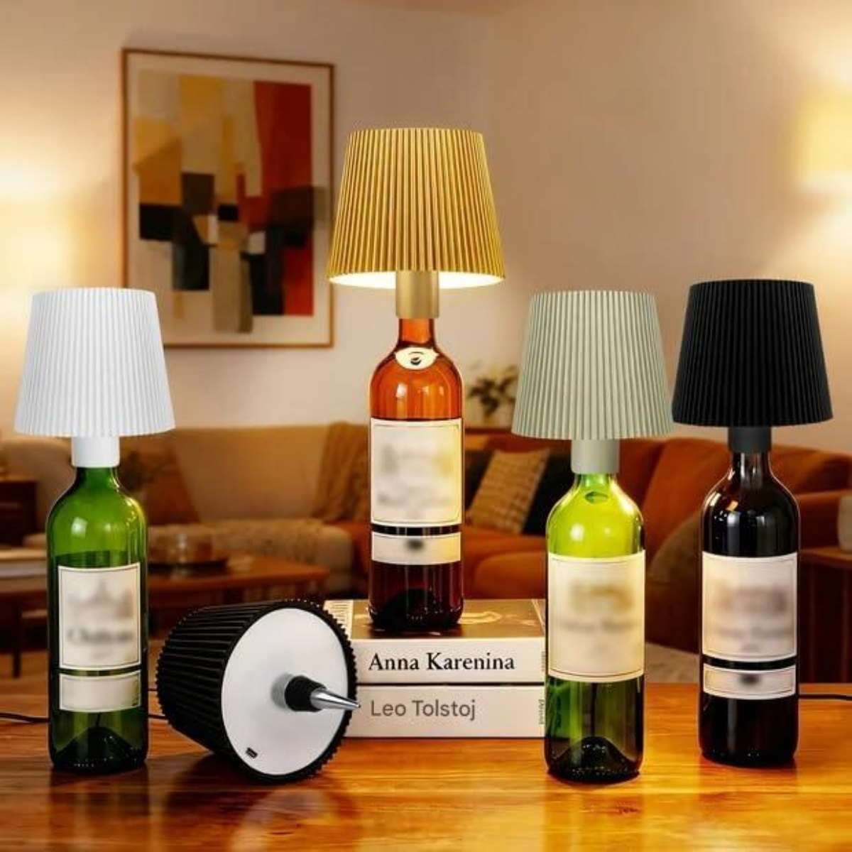 Vier Weinflaschen-Lampen auf einem Holztisch. Gelb, weiß, grün und schwarz Schirme.