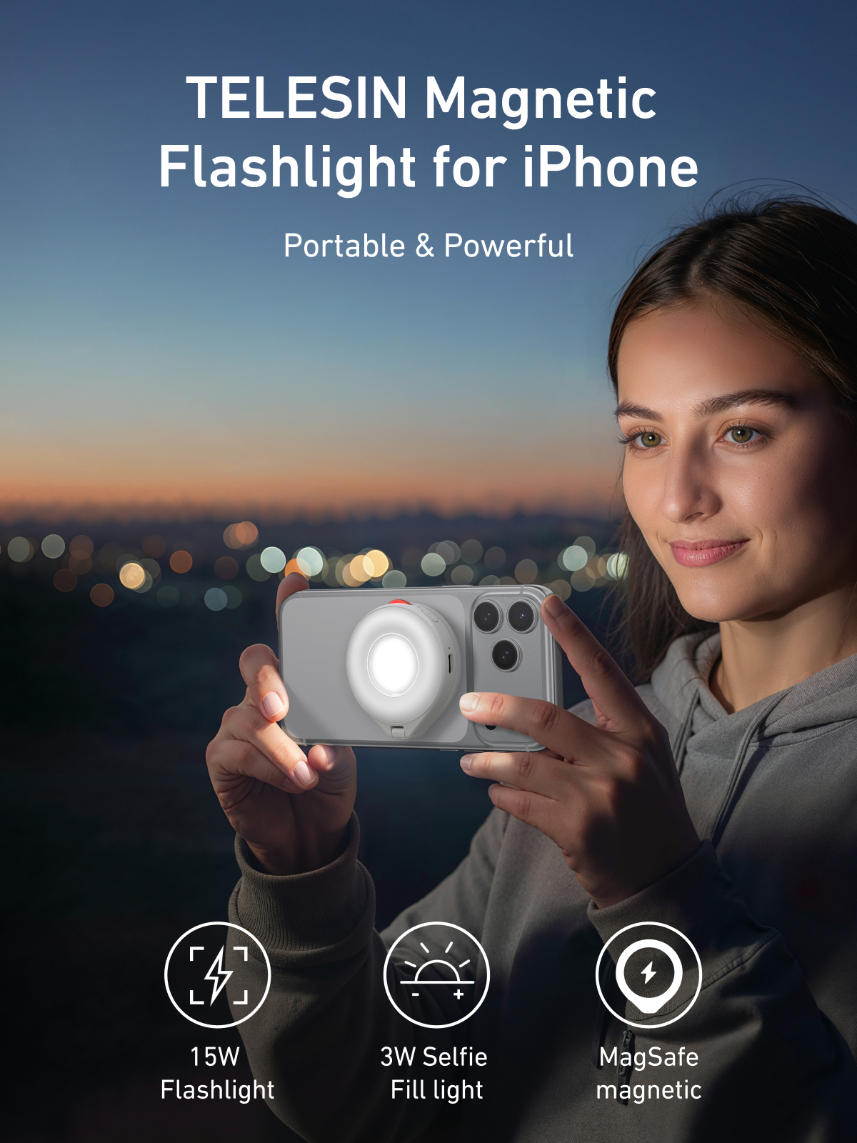 Een vrouw houdt een iPhone vast met een magnetische zaklamp erop. Stadslichten op de achtergrond.