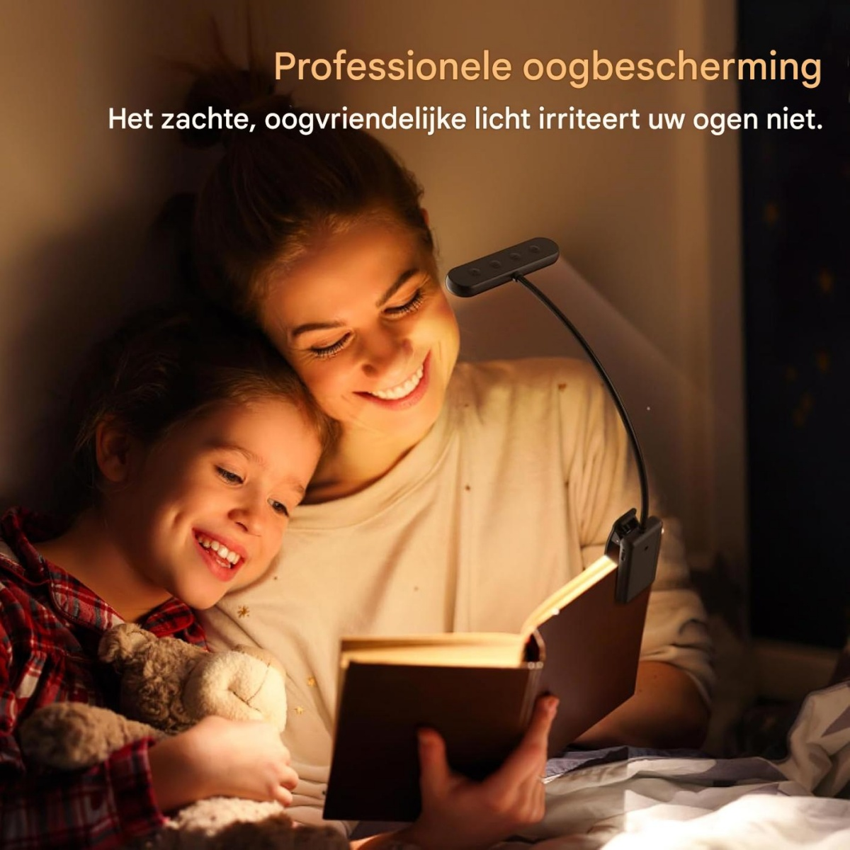Mutter und Kind lesen ein Buch bei Nacht mit einer Klemmlampe.