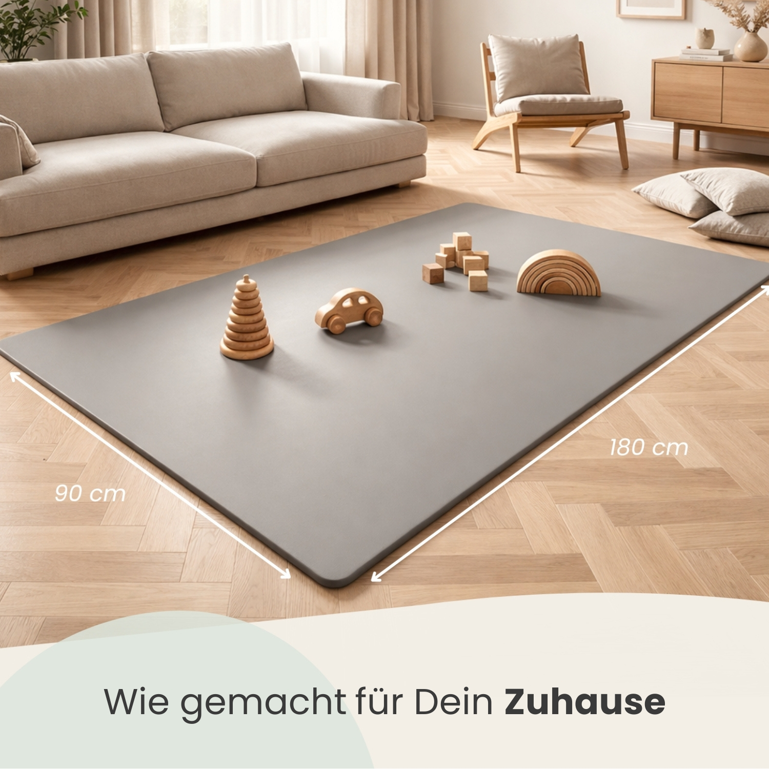 Grauer Spielteppich 90x180 cm mit Holzspielzeug in einem Wohnzimmer.