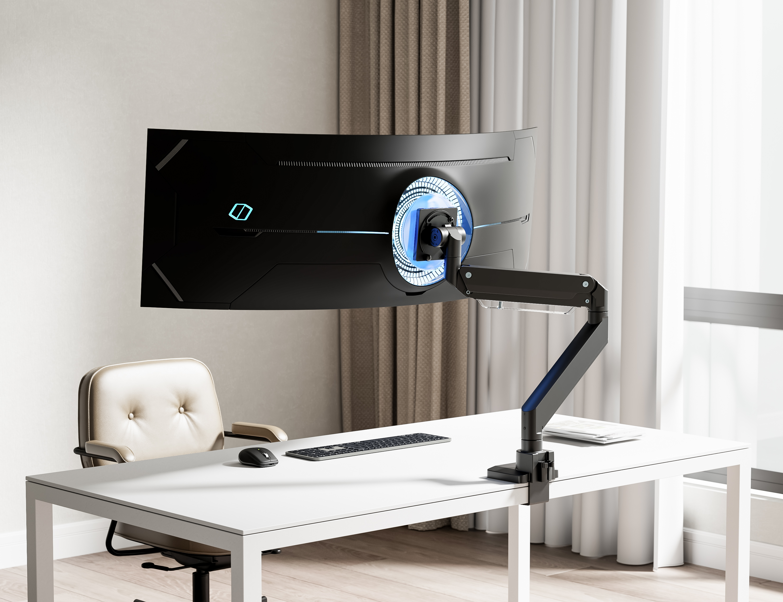 Ein gebogener Gaming-Monitor, befestigt an einem Arm über einem Schreibtisch mit Tastatur und Maus.
