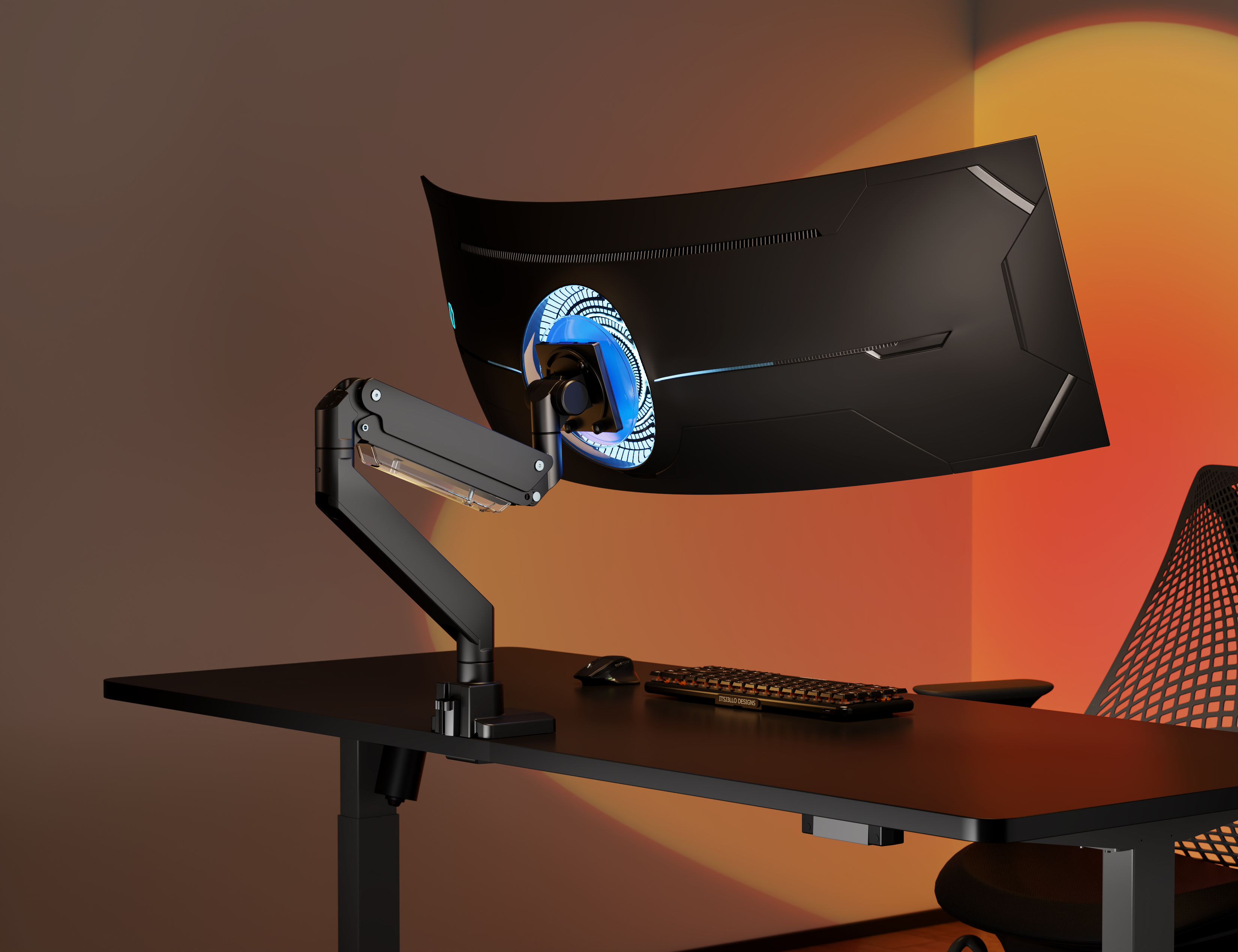 Schwarzer Computertisch mit Monitorarm, Tastatur und Maus. Hintergrund mit orangefarbenem Licht.