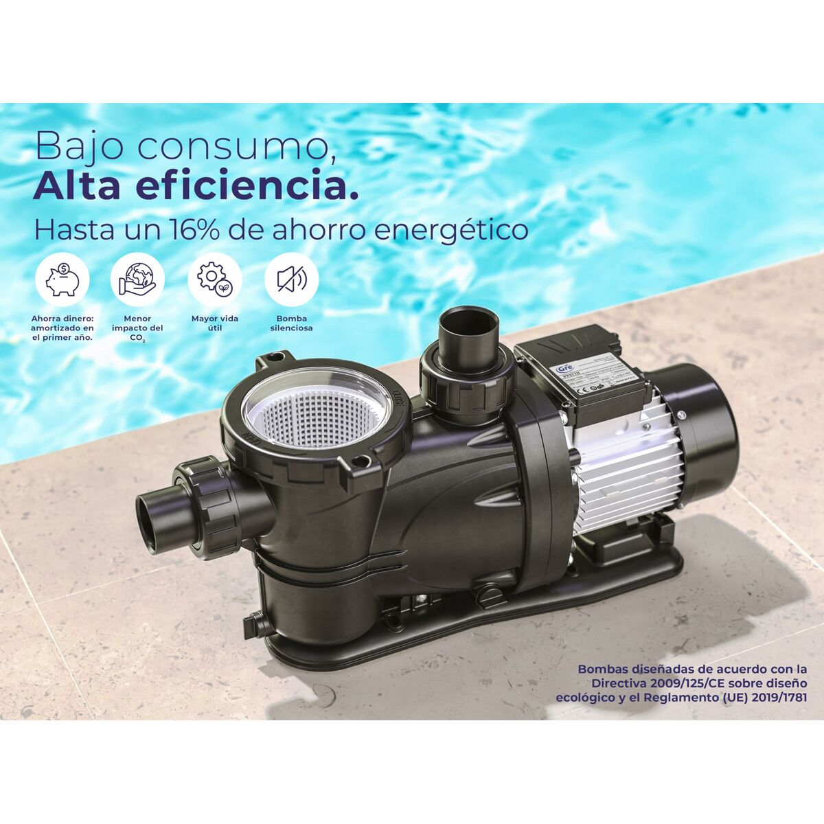 Pompa piscina nera su cemento con schizzi d'acqua sullo sfondo.