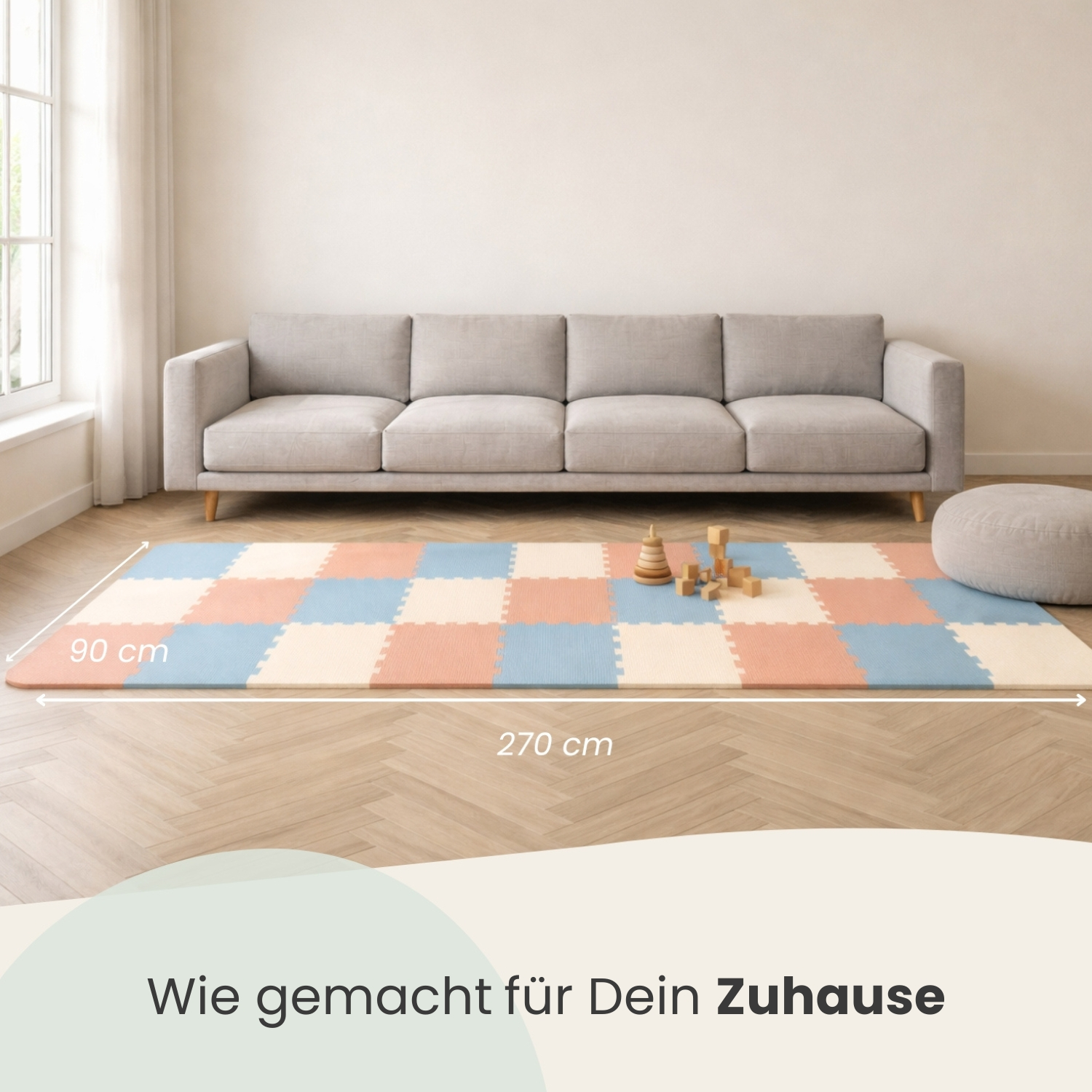 Ein Teppich in Rosa, Blau und Creme liegt vor einem Sofa. Maße sind 90x270 cm.
